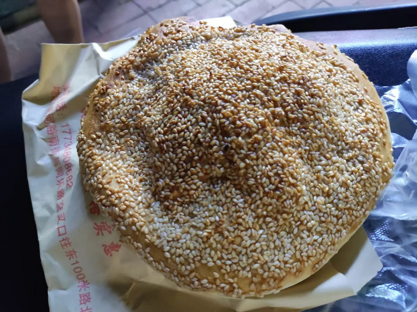 终于在郑州找到了一家我们民权北关的烧饼,这烧饼做的很正宗,一看就是