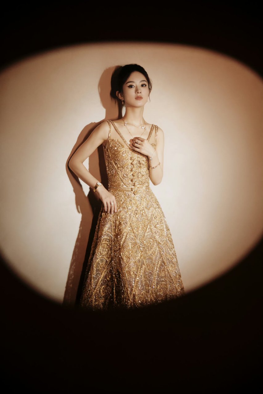 赵丽颖每日行程都是满满的吧,真的好忙呀,赴上海电视节,金色刺绣长裙