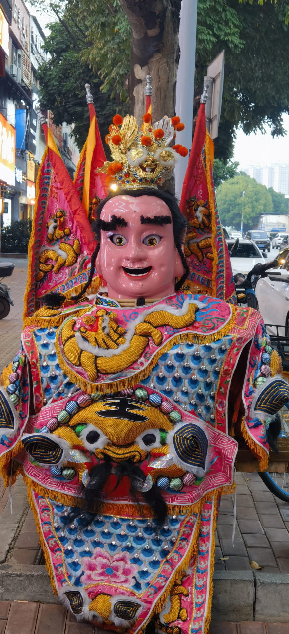 南宁街头惊现游神.