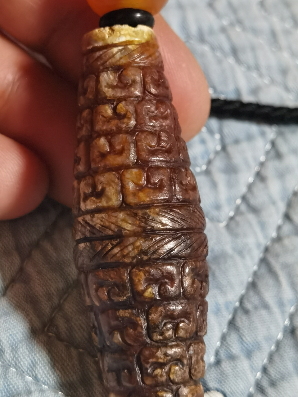 春秋玉勒子,橄榄形,绞丝纹,云纹,整体红沁,局部鸡骨白.