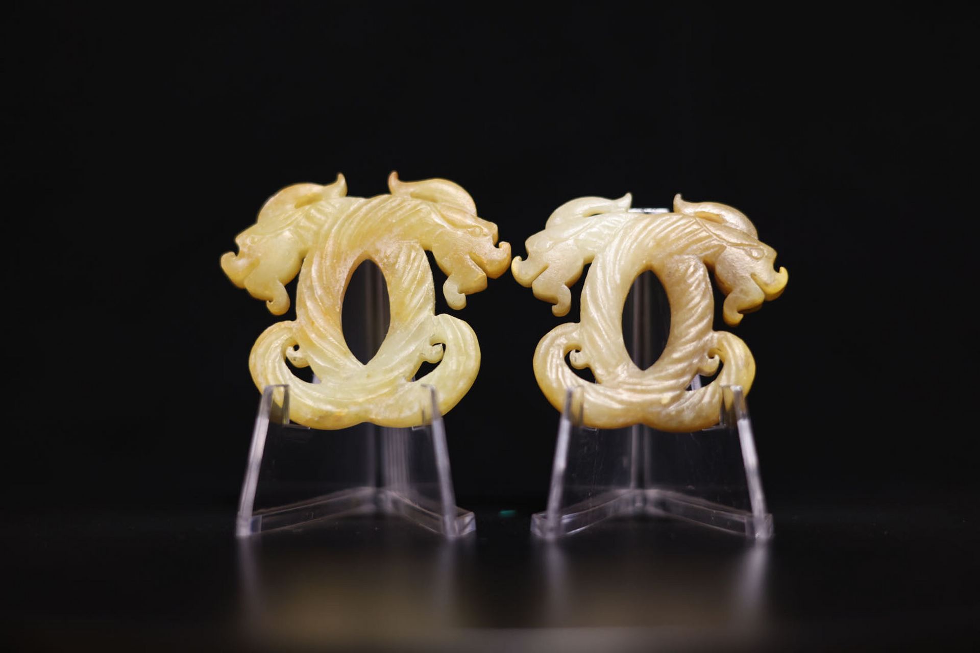 战国绞丝纹双龙佩,千年古玉赛秋葵.