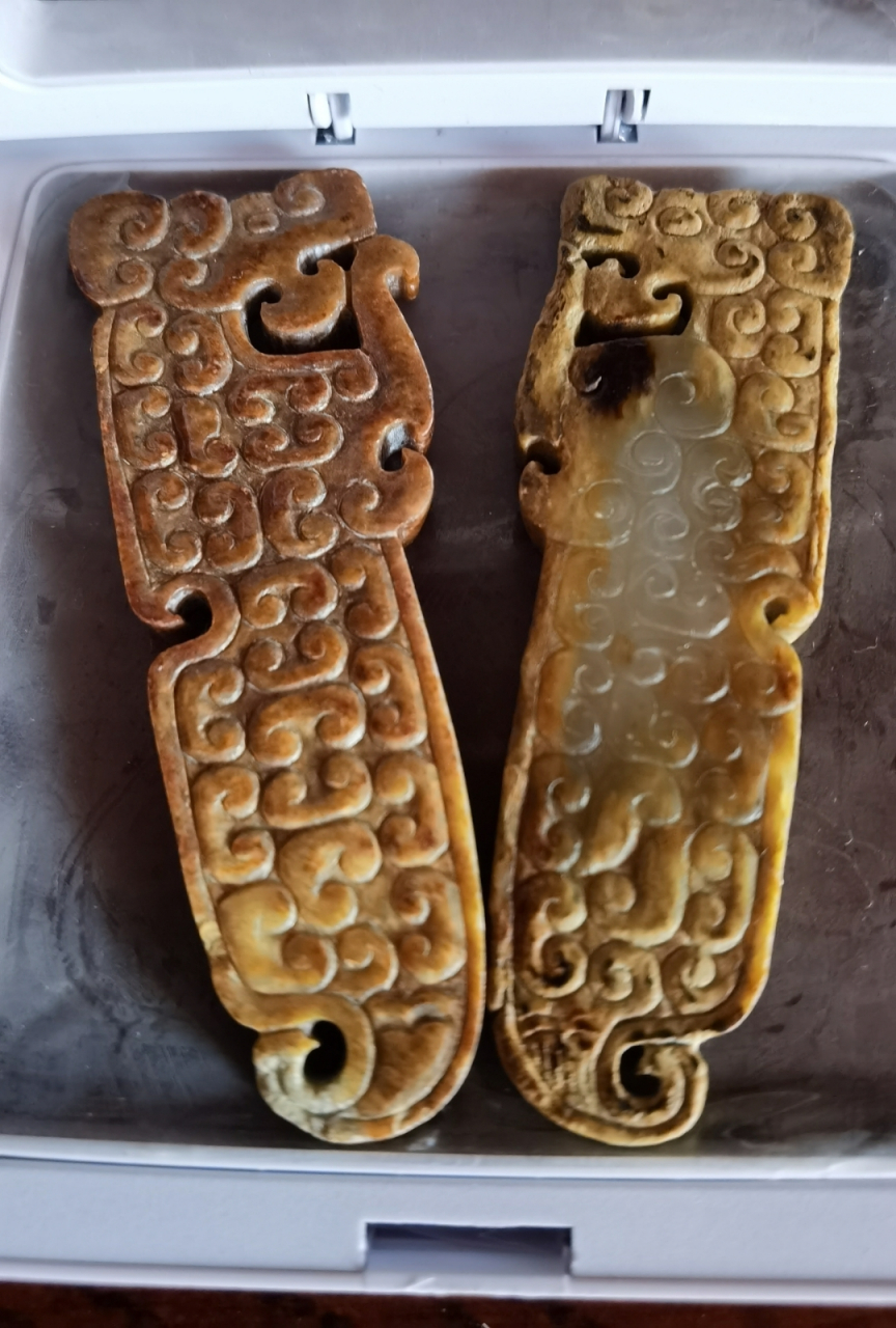 春秋大云纹玉龙佩一对,鸡骨白,一只带天窗,和田白玉.