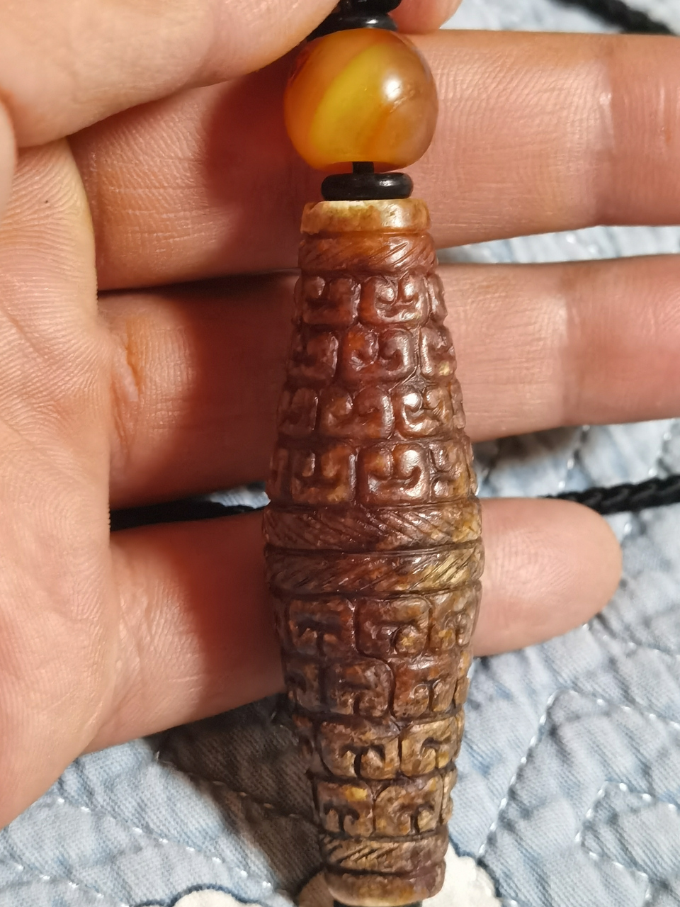 春秋玉勒子,橄榄形,绞丝纹,云纹,整体红沁,局部鸡骨白.