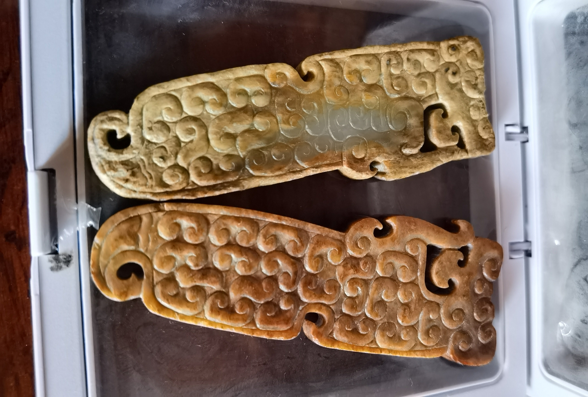 春秋大云纹玉龙佩一对,鸡骨白,一只带天窗,和田白玉.