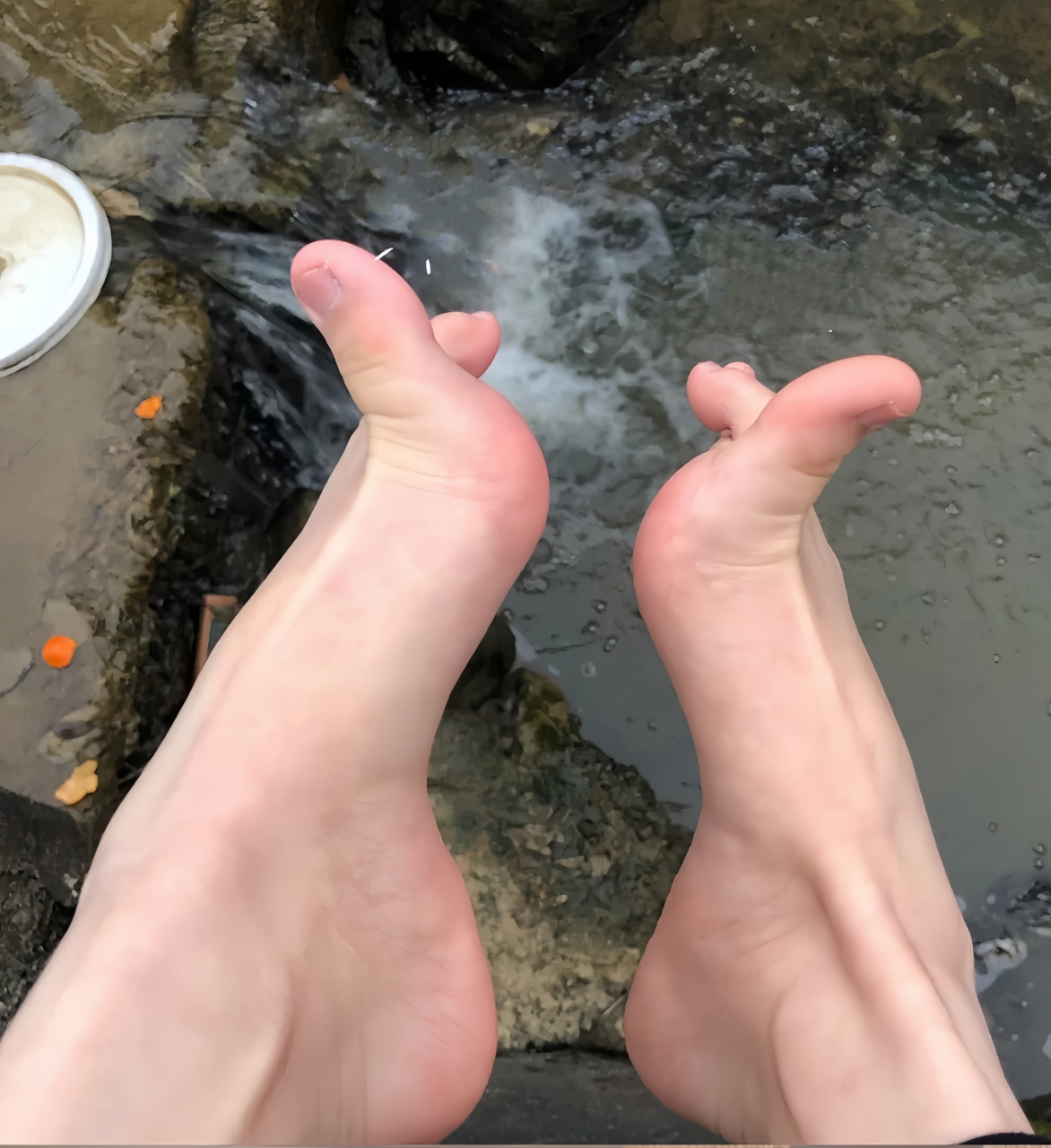 霞姐美图带你发现身边的美之溪边戏水的纯情少女#日常穿搭# #性感好