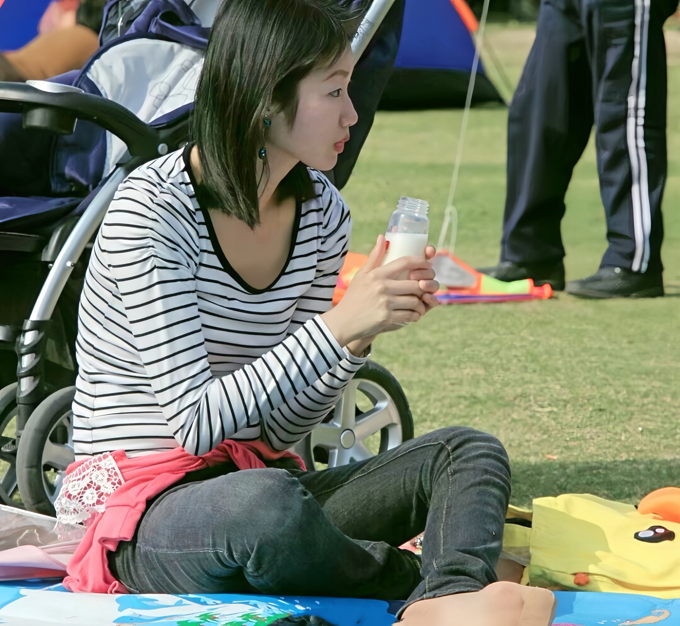 美腿丝袜高跟鞋# #性感好身材# 霞姐美图带你发现身边的美之公园随拍