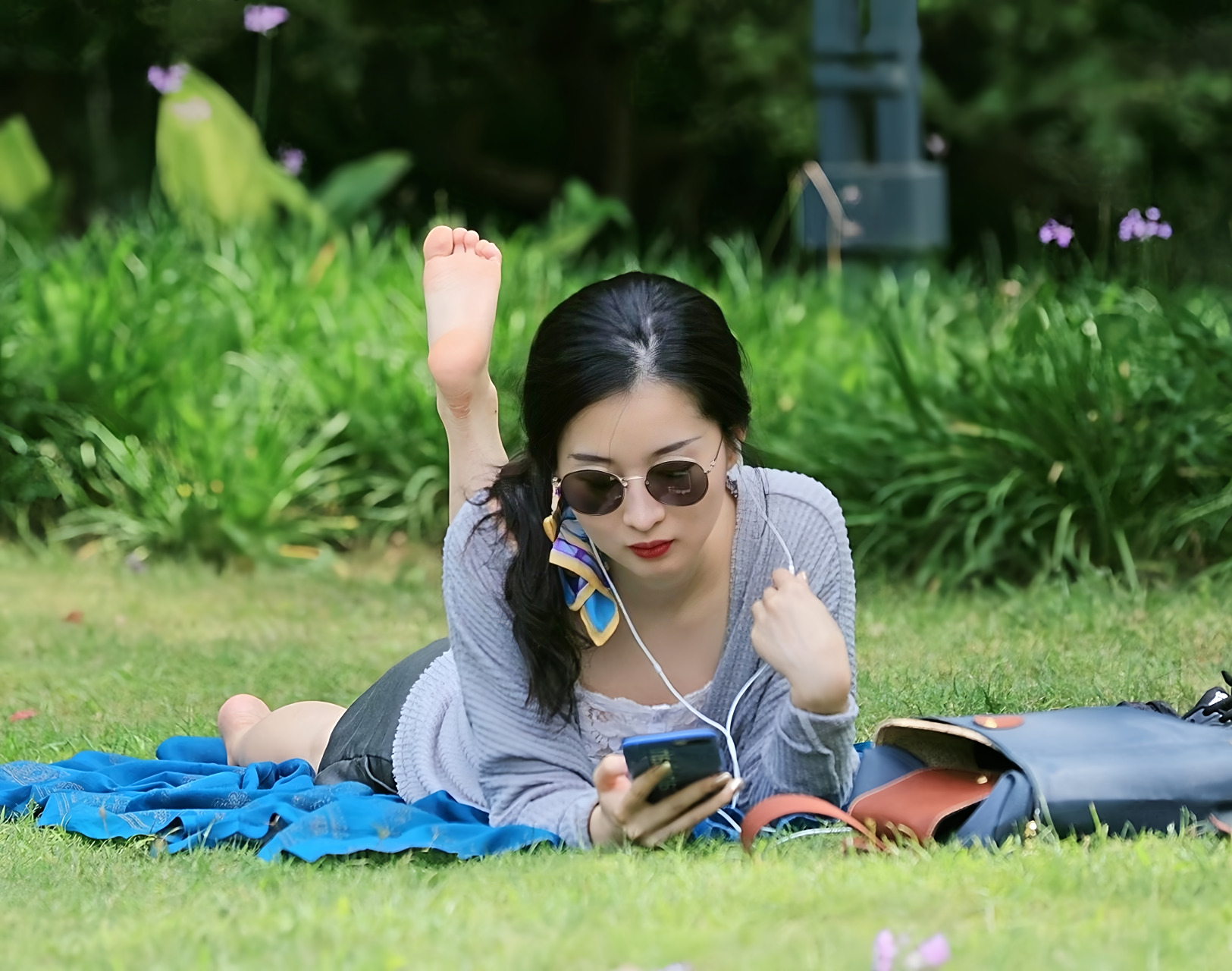 霞姐美图带你发现身边的美之公园随拍#美腿丝袜高跟鞋# #日常穿搭