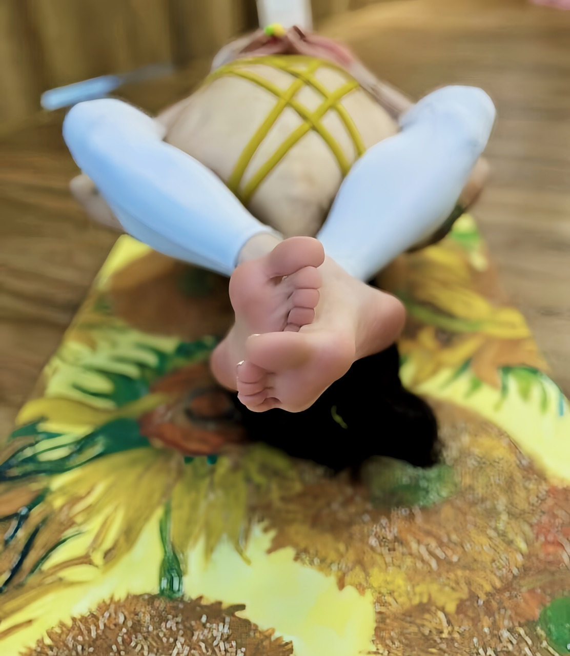 霞姐美图带你发现身边的美之室内小女生随拍柔术之美#美腿丝袜高跟鞋