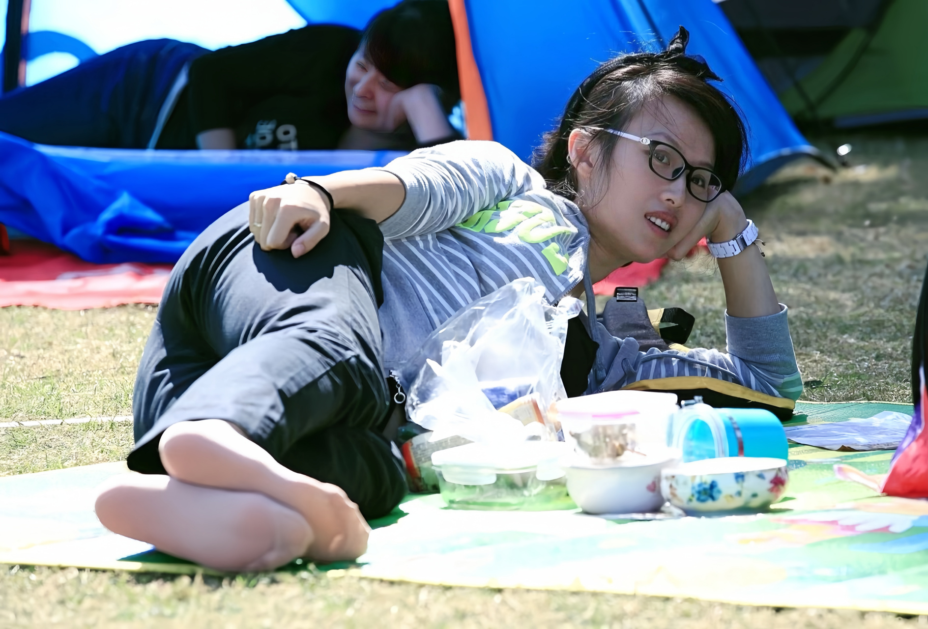 霞姐美图带你发现身边的美之公园随拍#美腿丝袜高跟鞋# #性感好身材