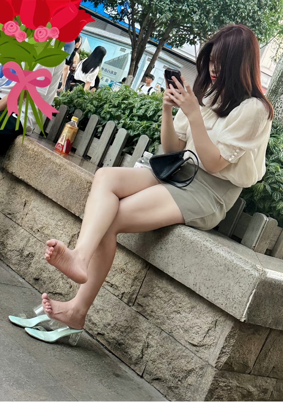 街边休息的少女,手机把魂都勾走了[左捂脸]#美腿丝袜高跟鞋# #性感好