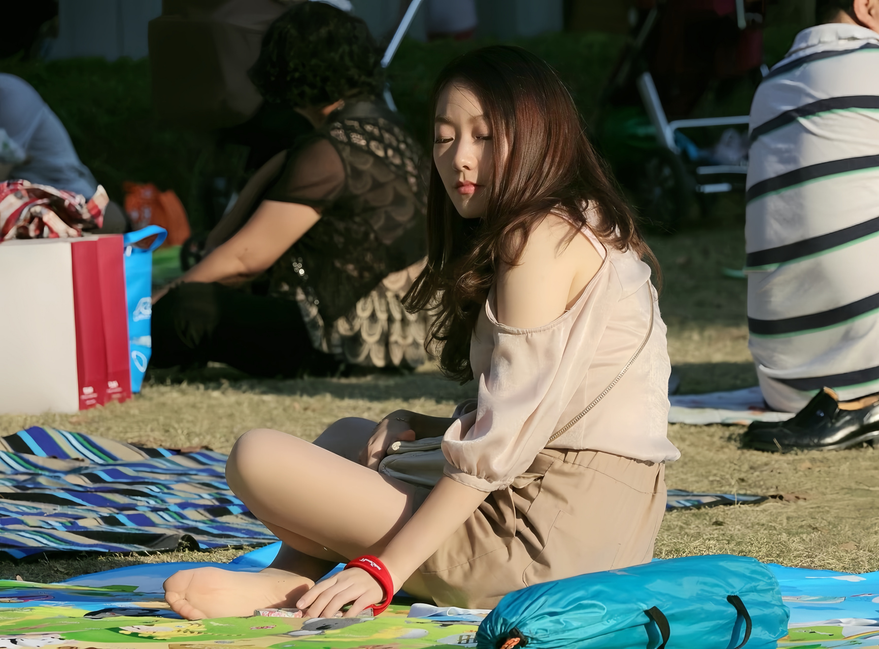 霞姐美图带你发现身边的美之公园随拍#美腿丝袜高跟鞋# #性感好身材