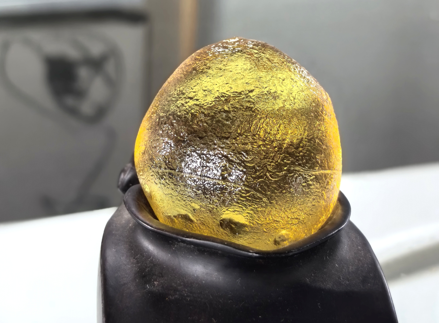 星光闪闪  这块稀世玻璃陨石,以浑然天成的心形姿态静静卧于掌心