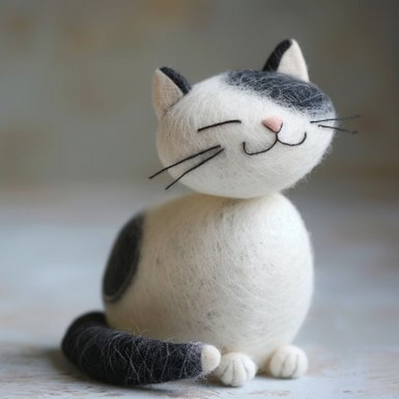 世界破破烂烂,小猫可可爱爱#羊毛毡仿真宠物定制# #一起来吸猫# #猫咪