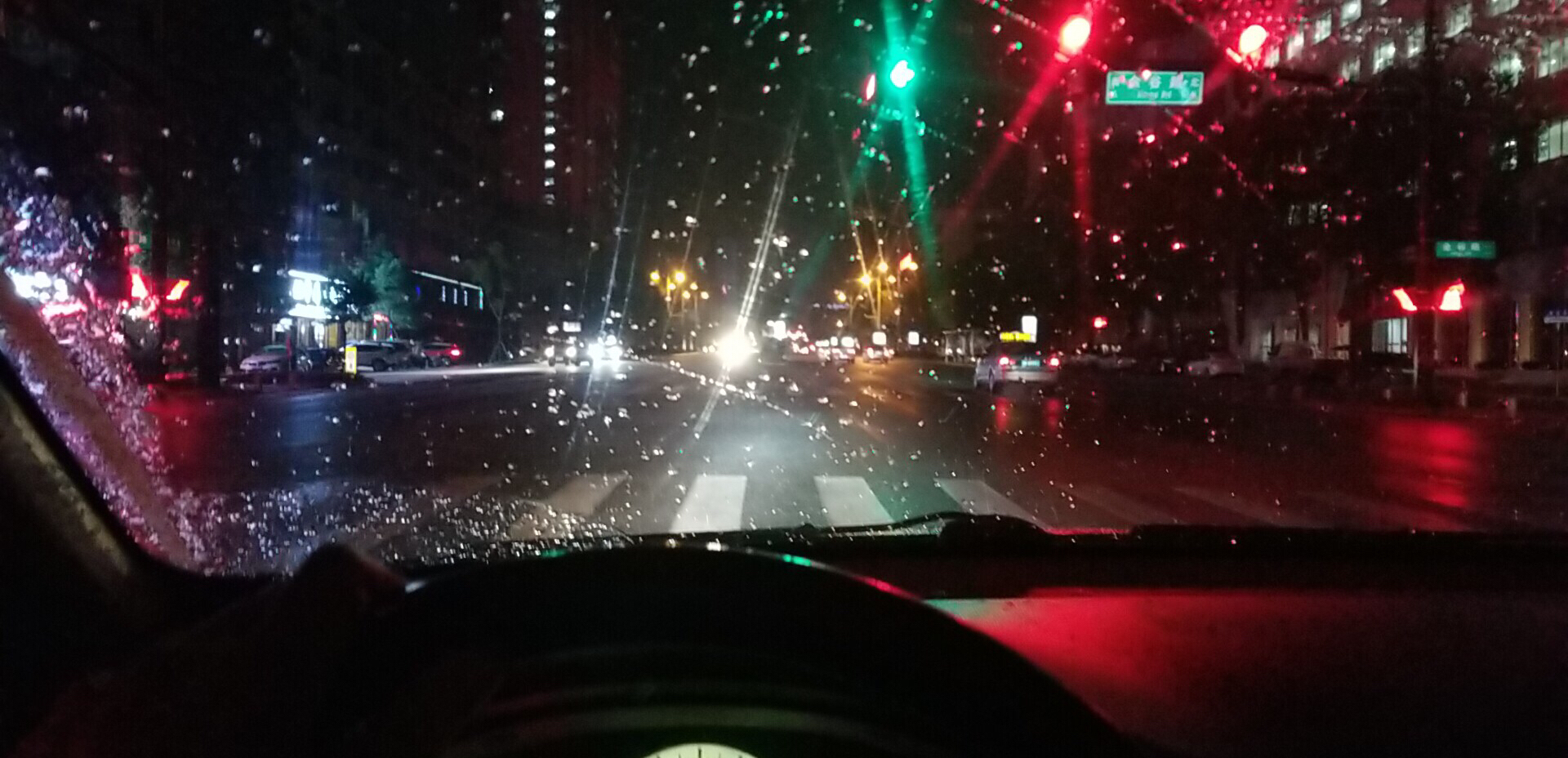 车窗照片雨夜图片