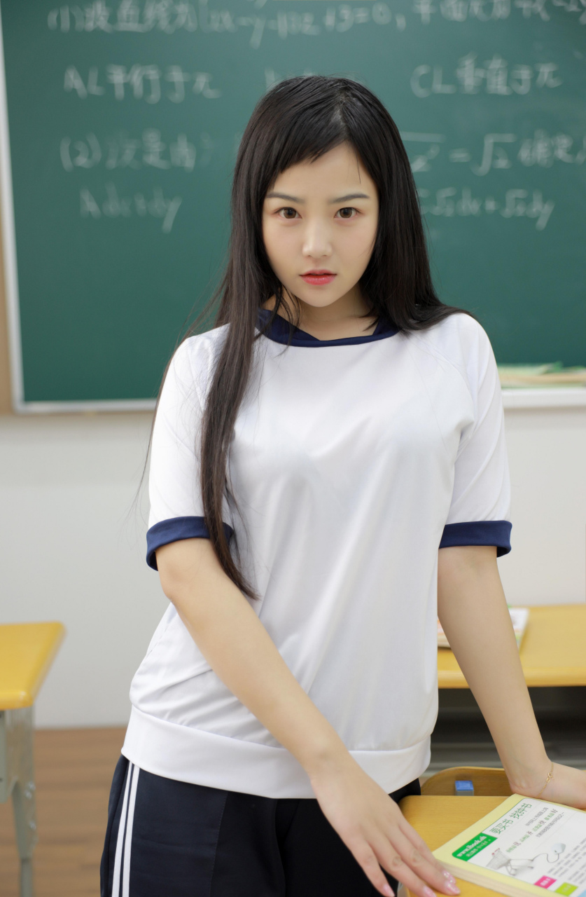 🎈这个长发女孩,身着校服,手持书本,仿佛穿越回了青涩的校园时光.