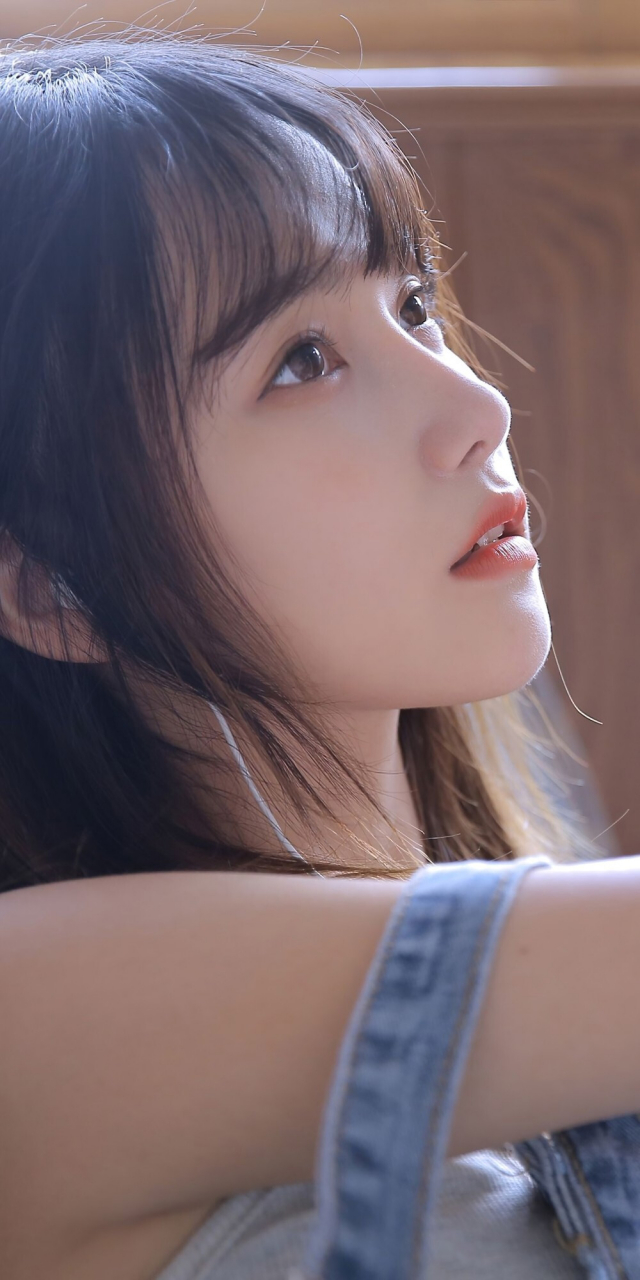 温柔光线下的神秘魅力93  78她的侧脸,如诗如画,尽显独特韵味.