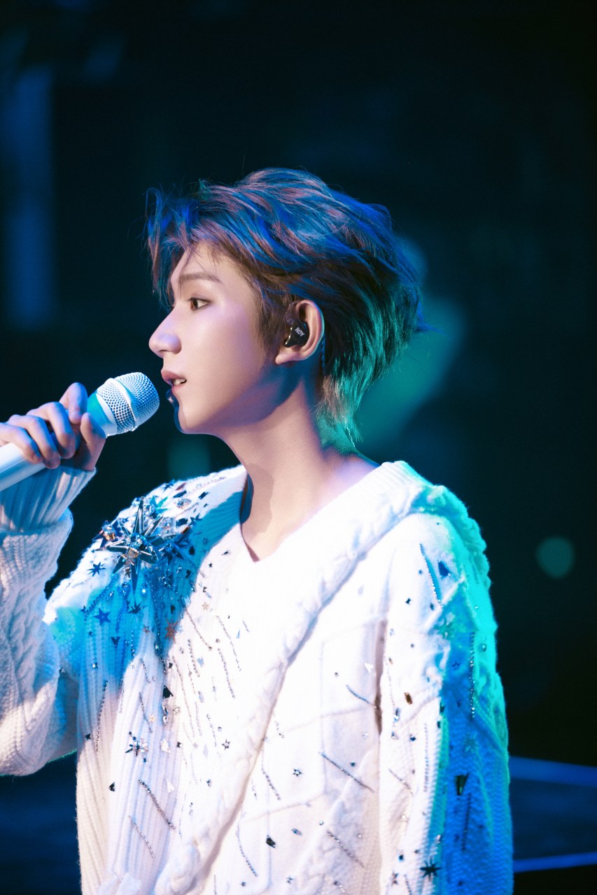 王源客厅狂欢巡演,高清连拍,可以拿来做壁纸哦[滑稽]