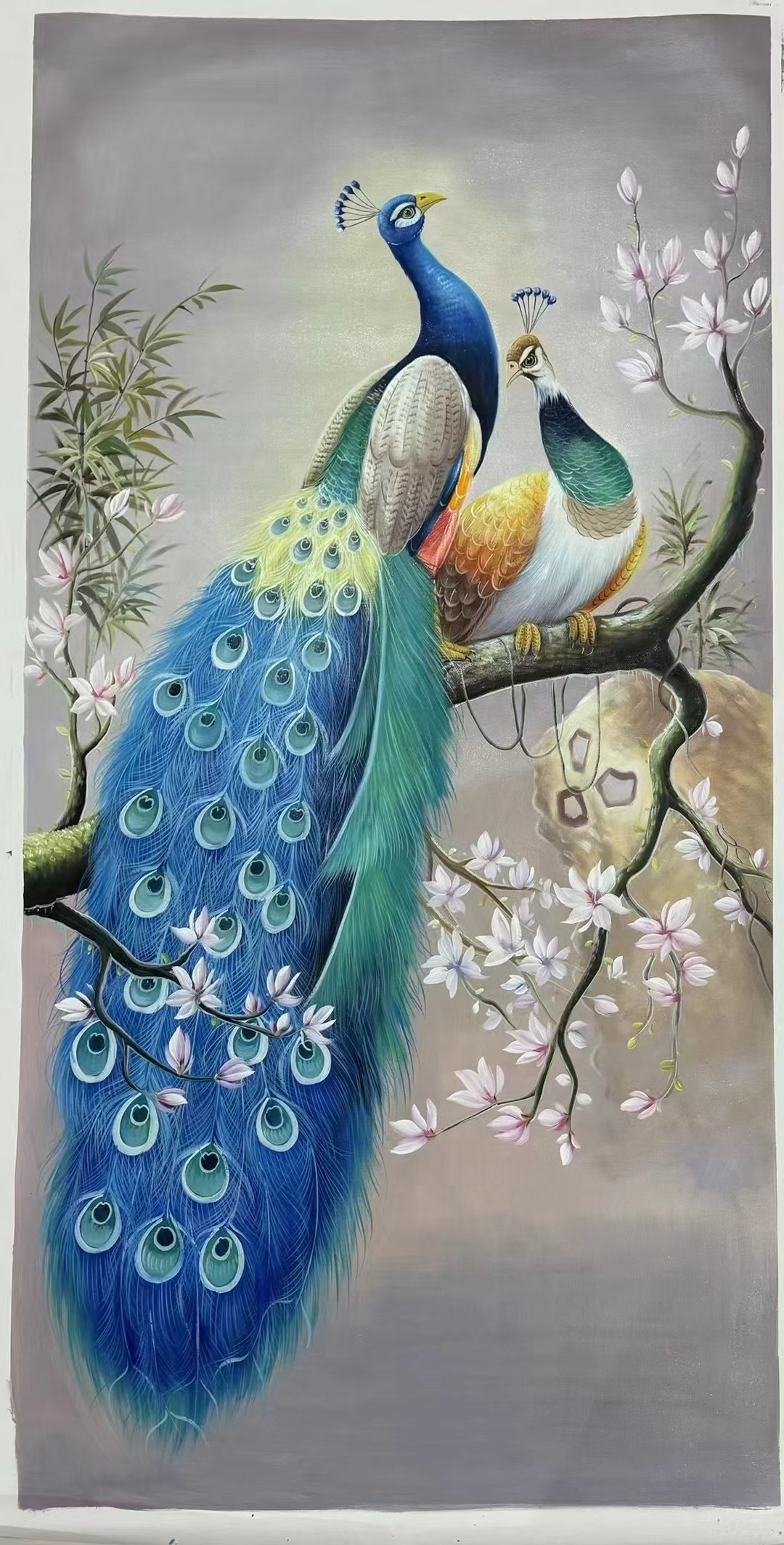 089491一幅如诗如画的景象跃然眼前,两只孔雀在树枝上栖息,仿佛