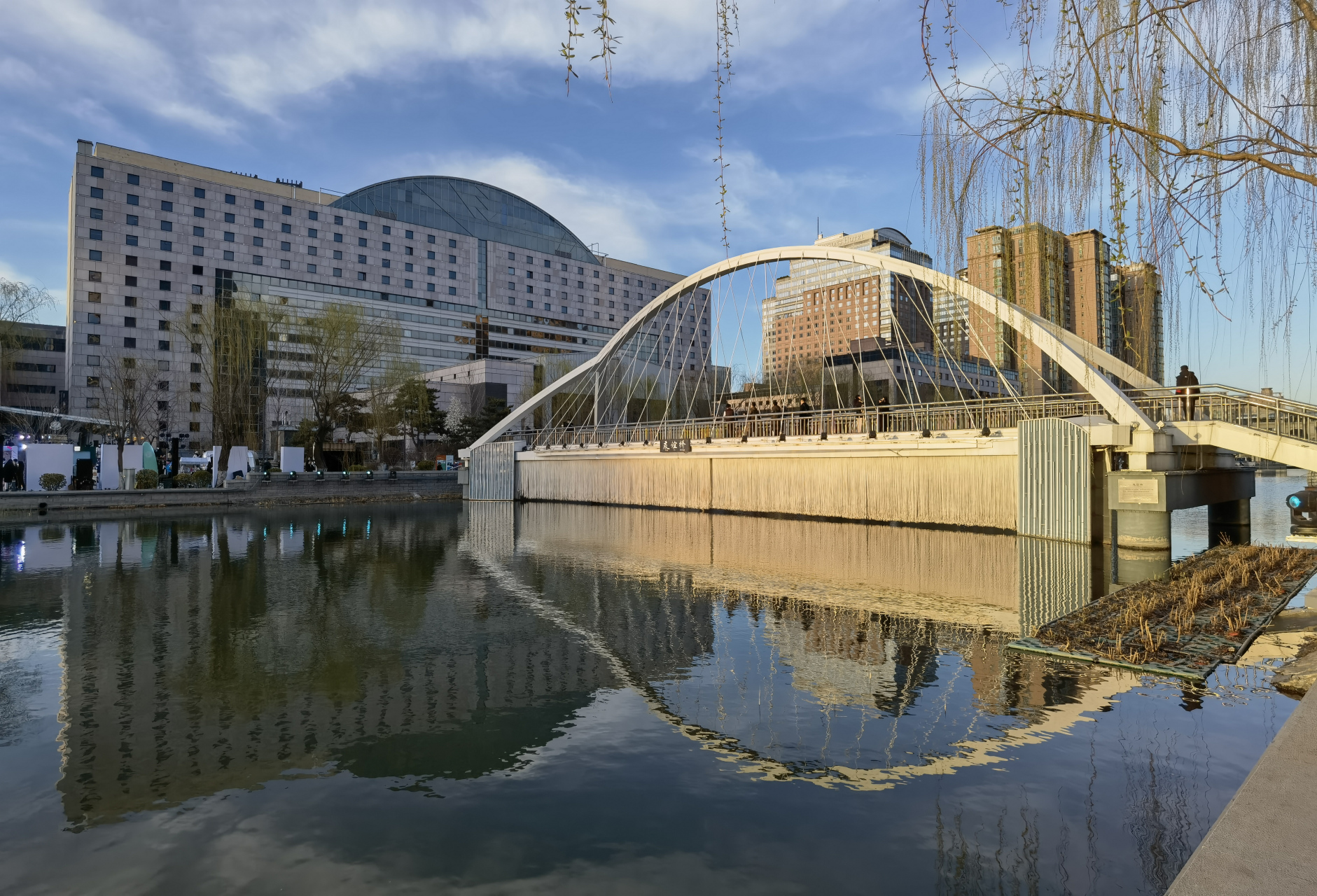 周末的北京亮马河畔休闲水岸