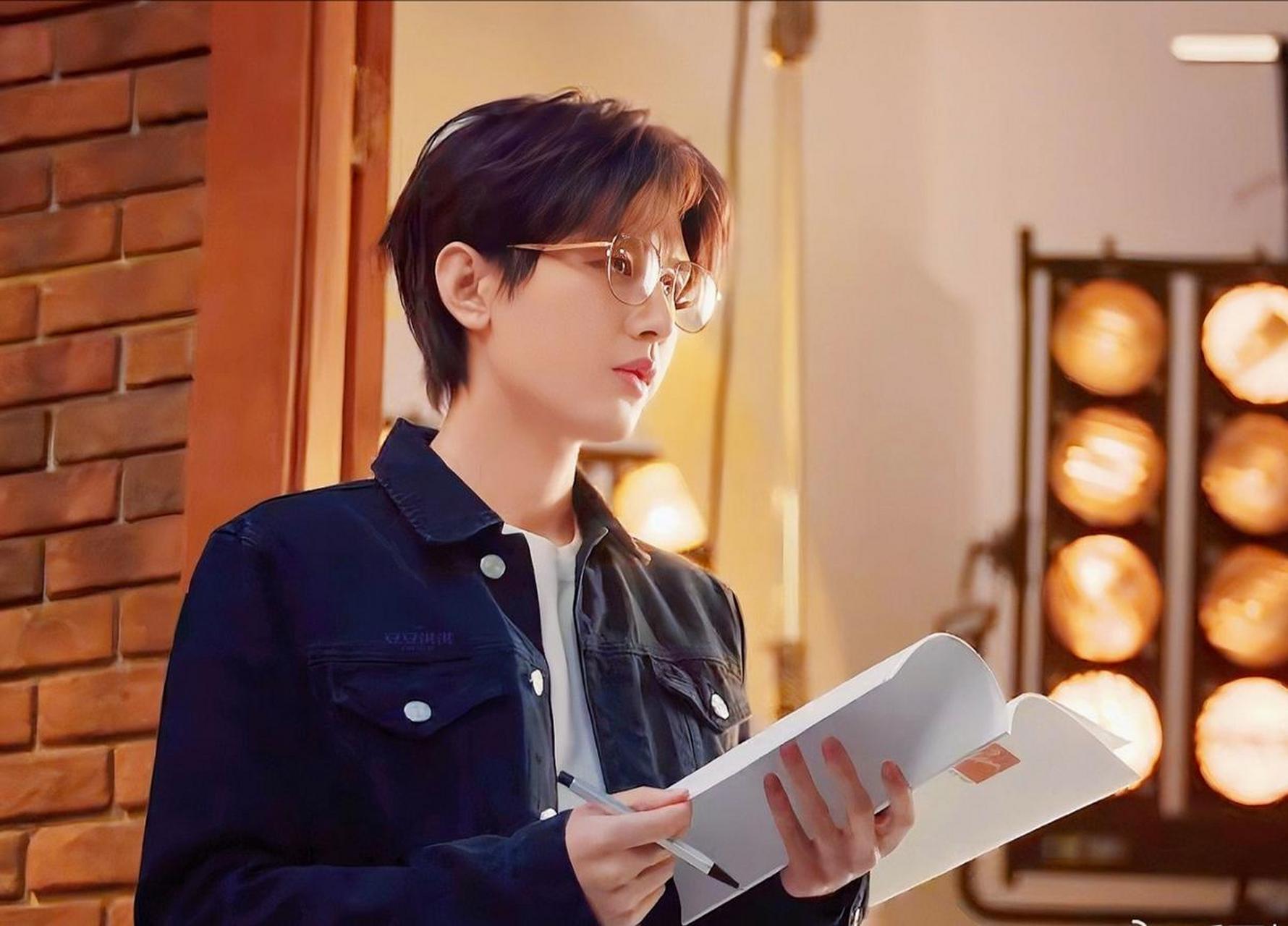 眼镜一戴,迷倒一片!#宝藏男孩成毅