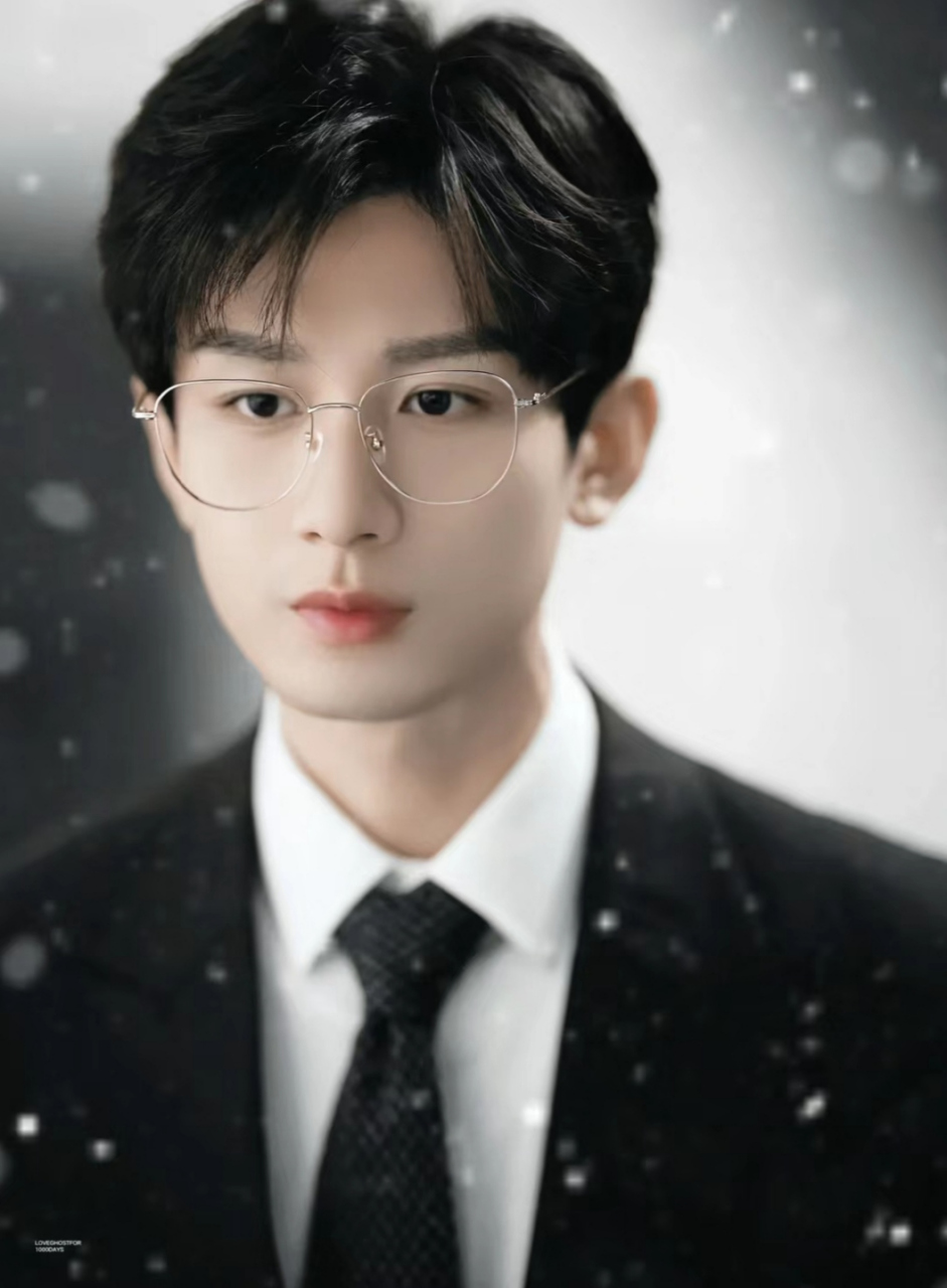 眼镜一戴,迷倒一片!#宝藏男孩成毅