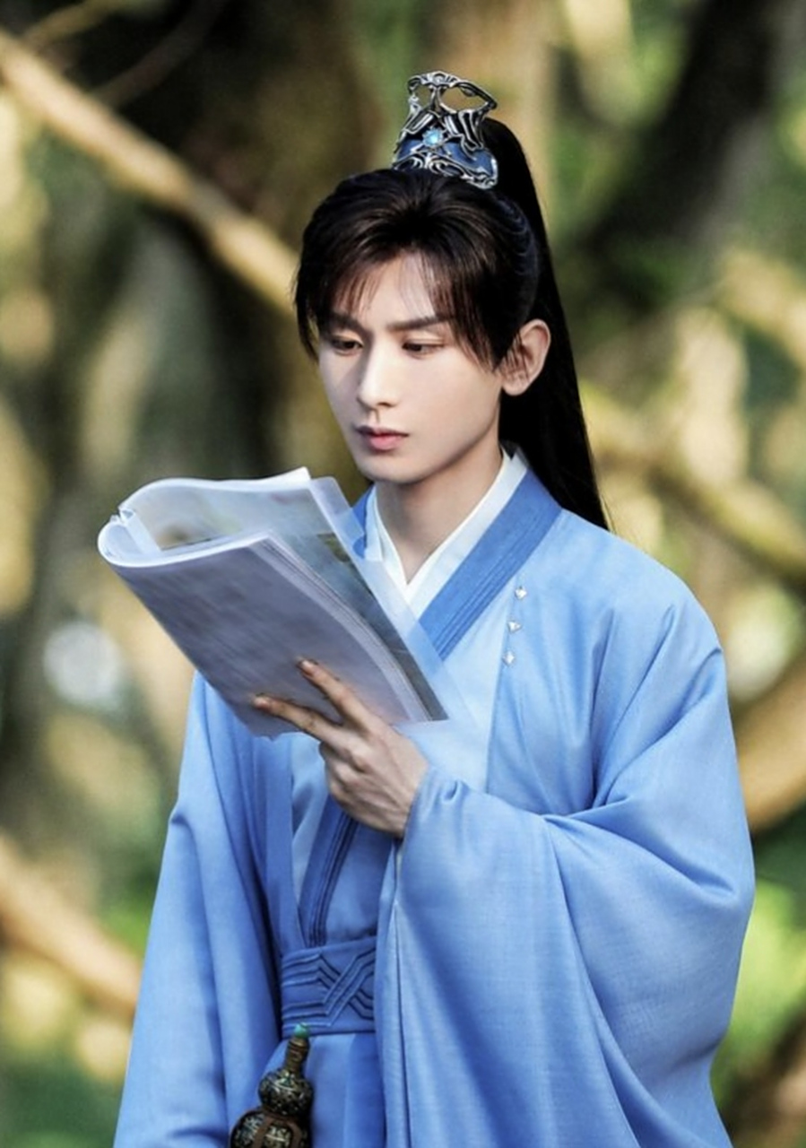 不知道成毅小时候背课文怎么样,就这剧本不离手的劲头,真该给不想