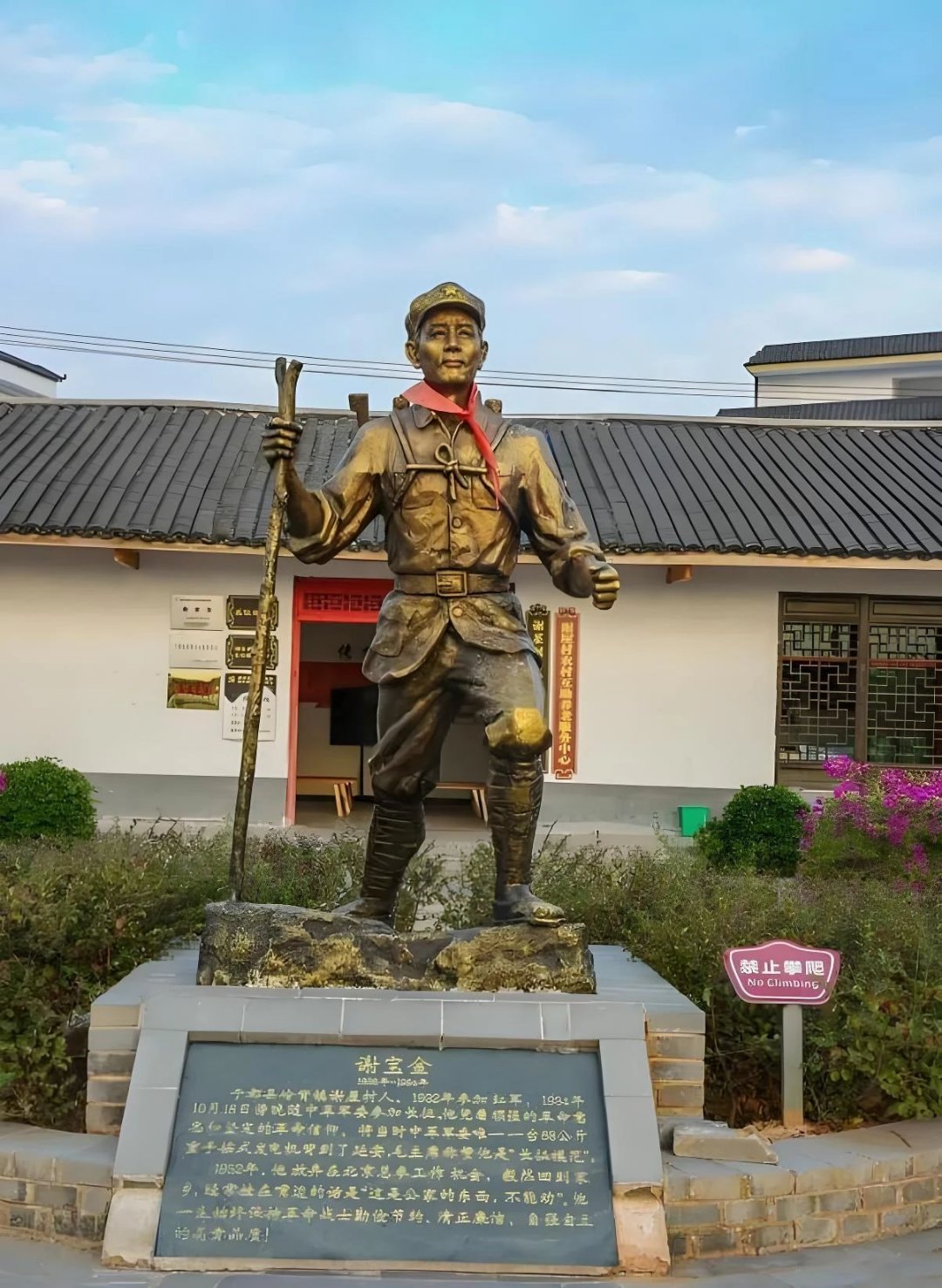 赶紧拦住,老大爷却眼泪汪汪地说:当年是我扛着它走完两万五千里长征