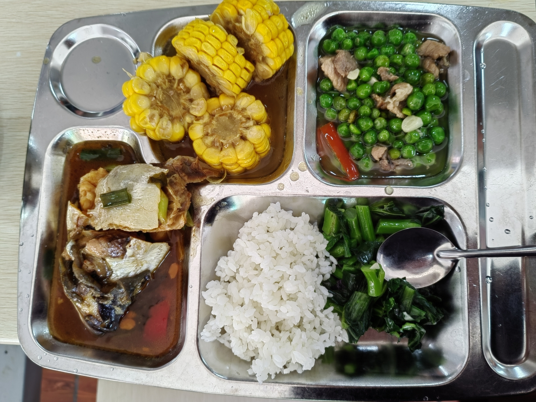 说说我们单位的工作餐  一日三餐我有两餐在单位用餐.