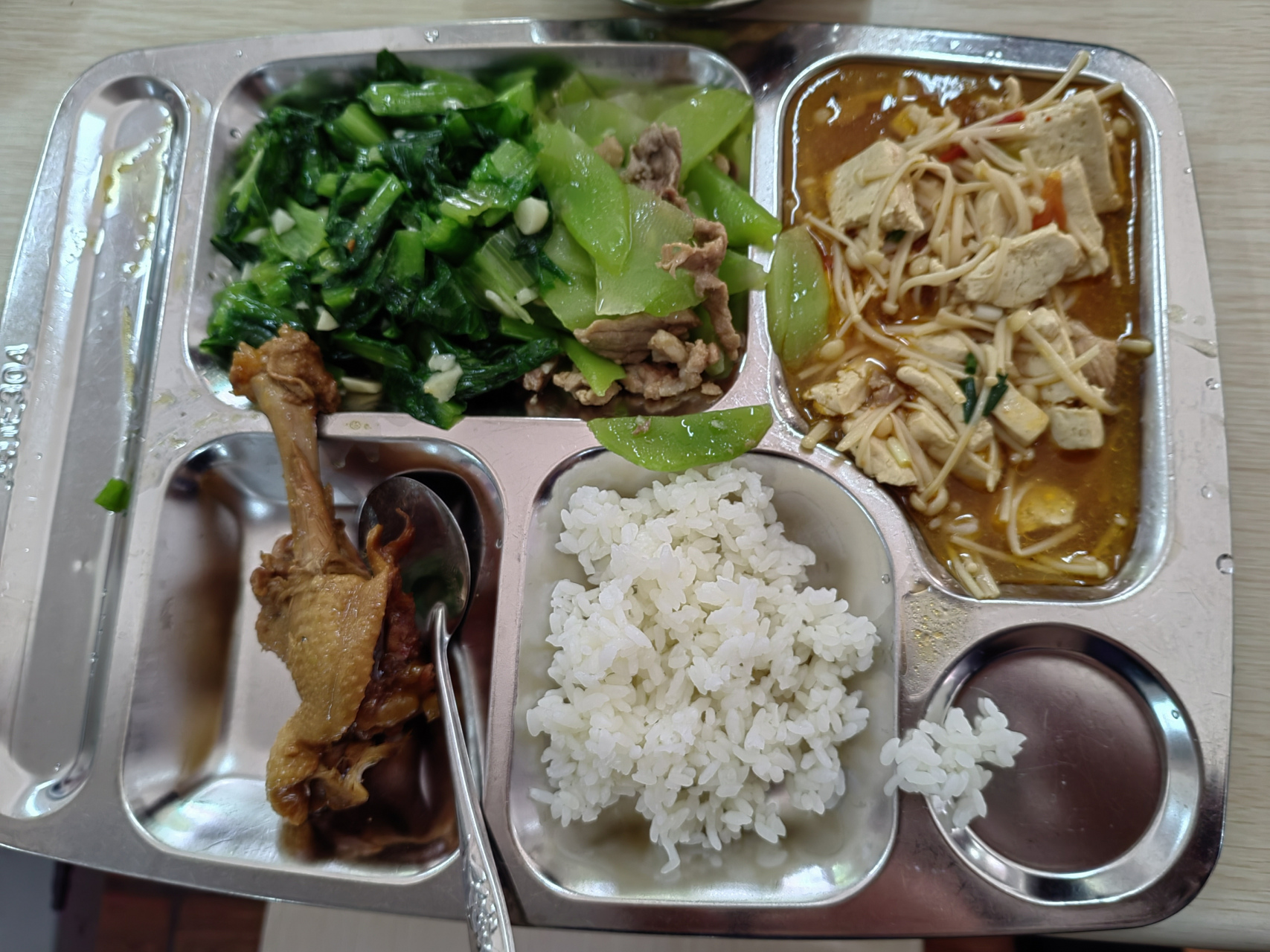 说说我们单位的工作餐  一日三餐我有两餐在单位用餐.