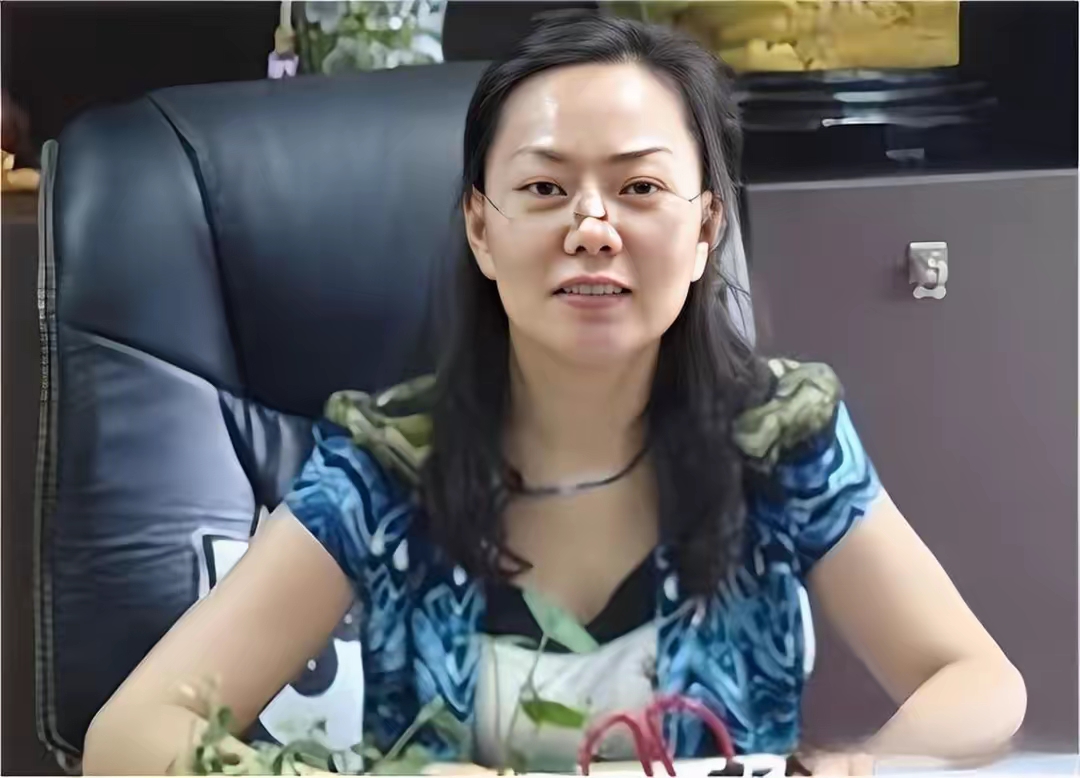 她曾是人人艳羡的"金融女王",拥有令人难以置信的财富,却最终沦为