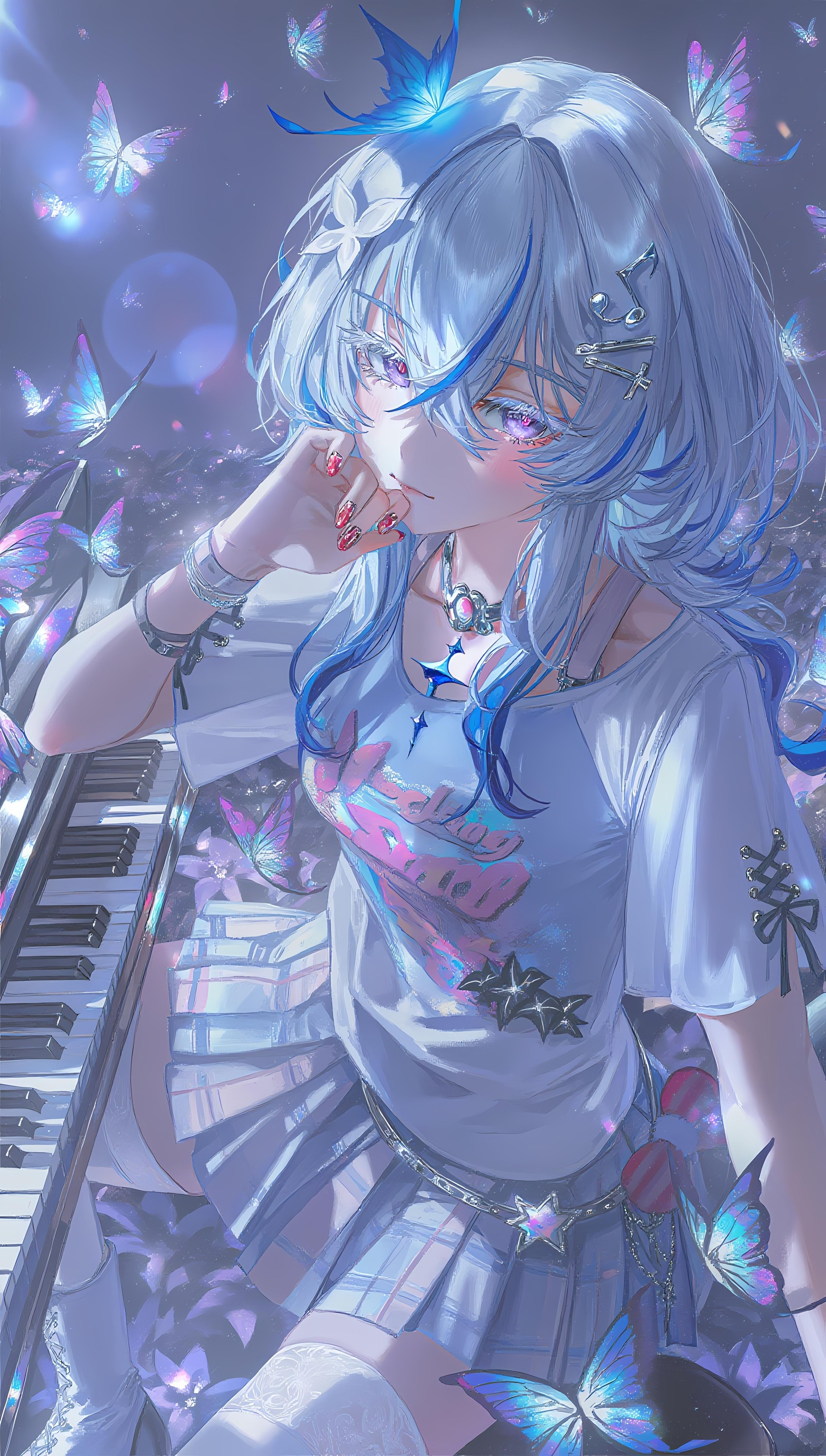 蝴蝶飞舞在梦幻的蓝色世界,女孩轻抚琴键,音乐与灵动同在