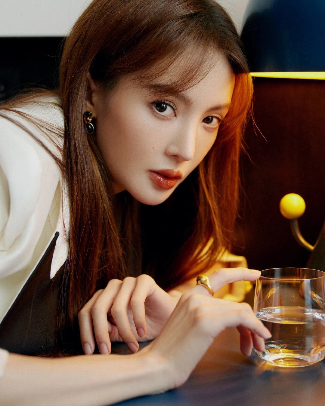 养眼美女# #八卦娱乐明星# 金晨别样风格.[鲜花][鲜花]