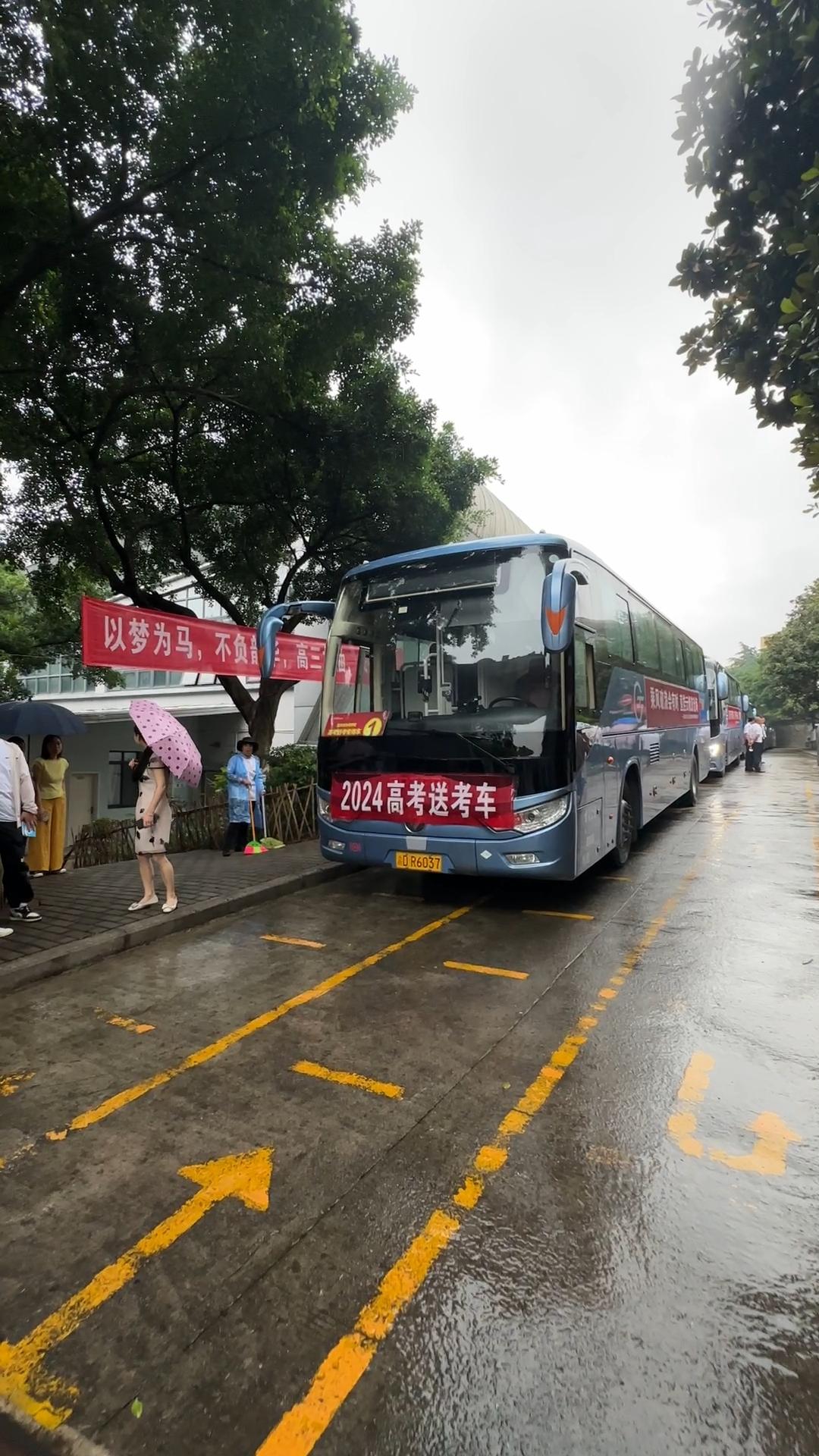 吉林涉疫高校30辆大巴车转运学生(吉林大客车事故)