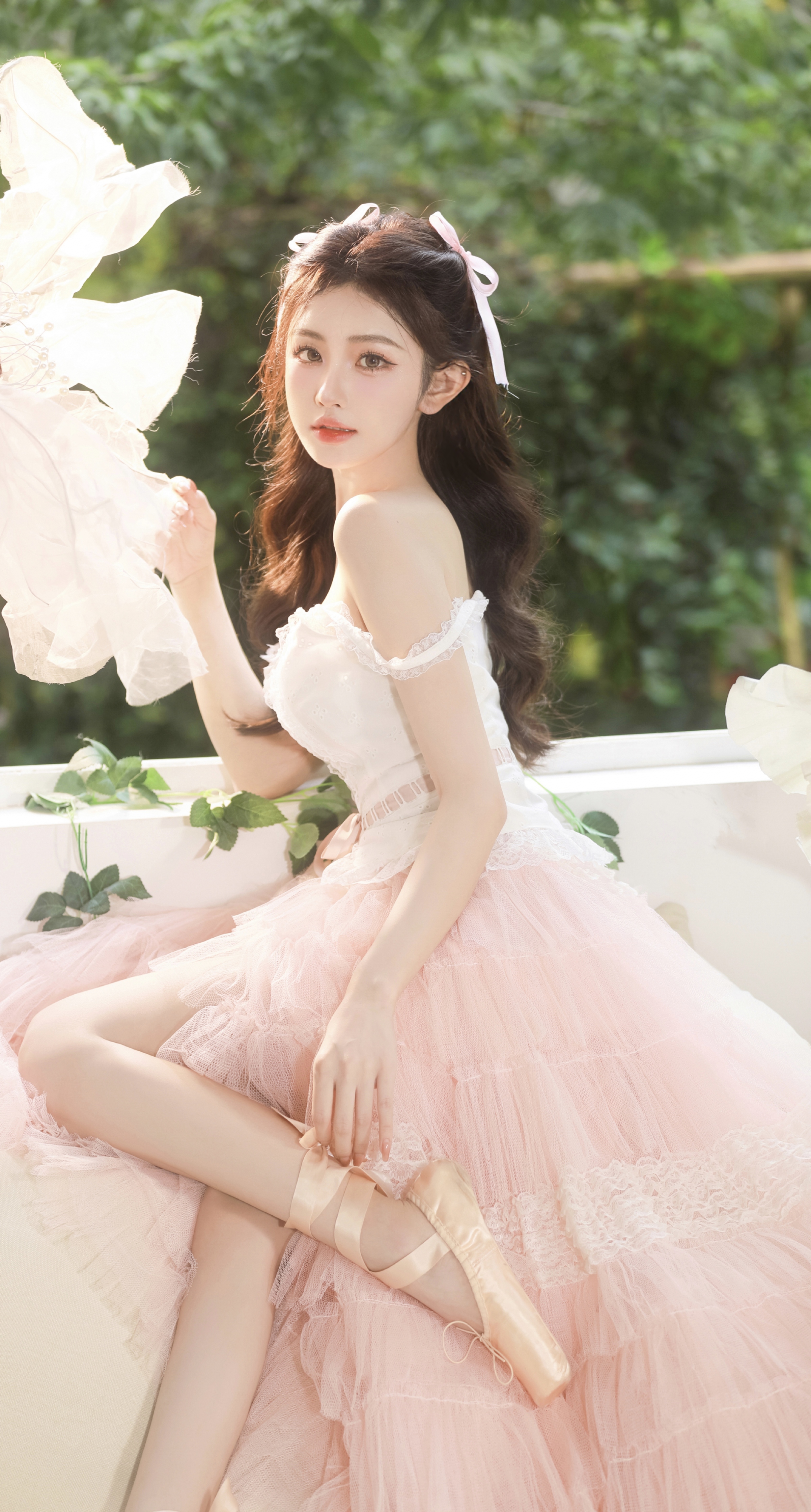 遥见仙人彩云里,手把芙蓉朝玉京;先期汗漫九垓上,愿接卢敖游太清.