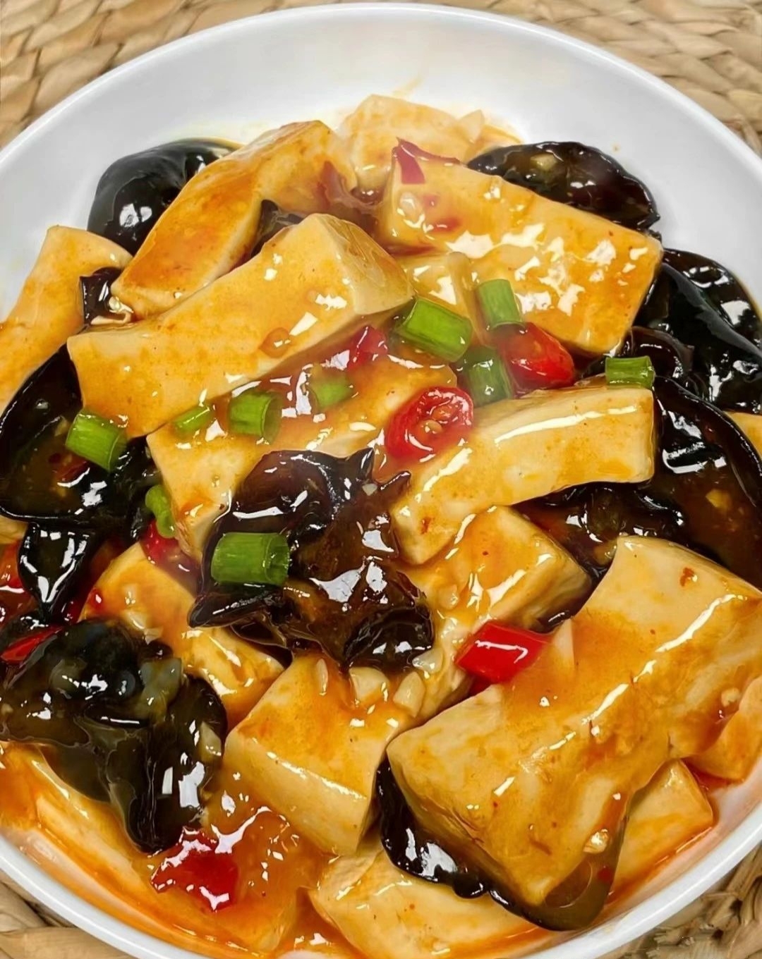 出锅后家里米饭都不够吃 05食材:豆腐,黑木耳,蒜末,豆瓣酱,小米辣