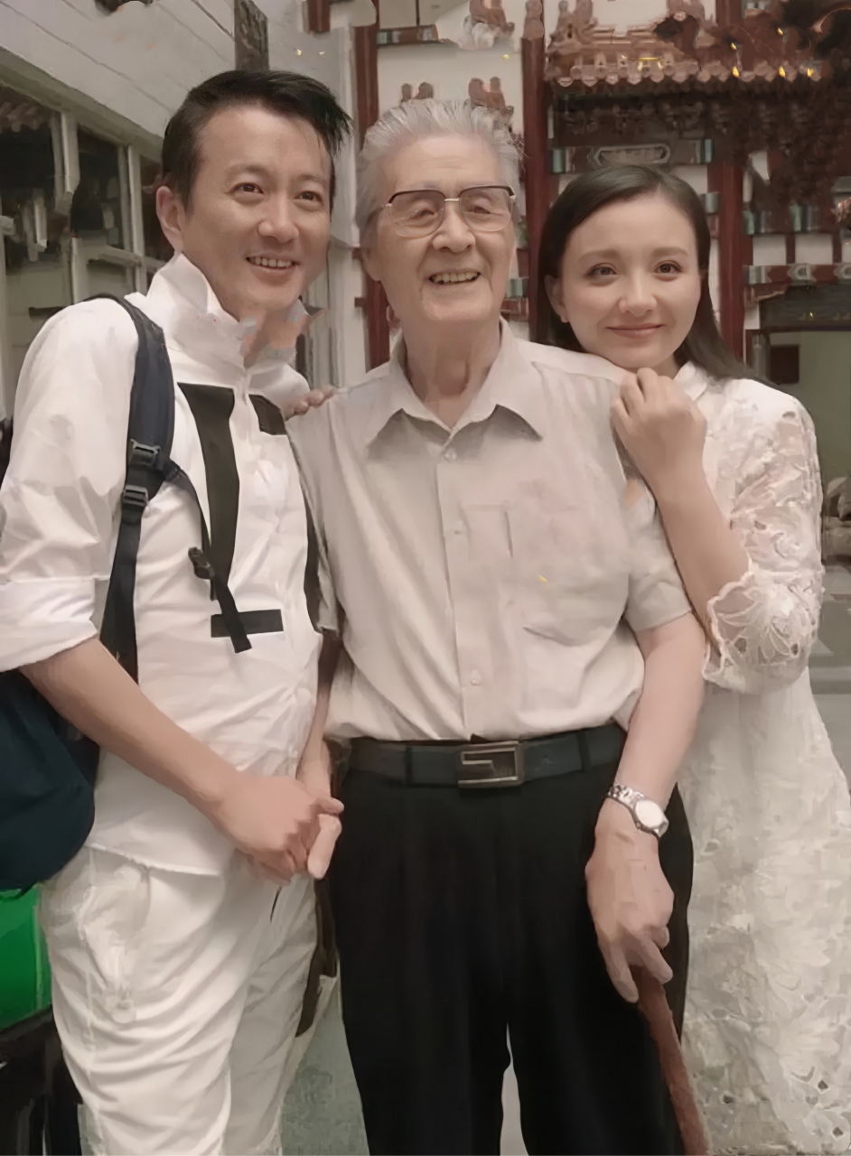 蓝天野与蔡远航合影,旁边靠着蓝天野肩膀的女孩是谁?