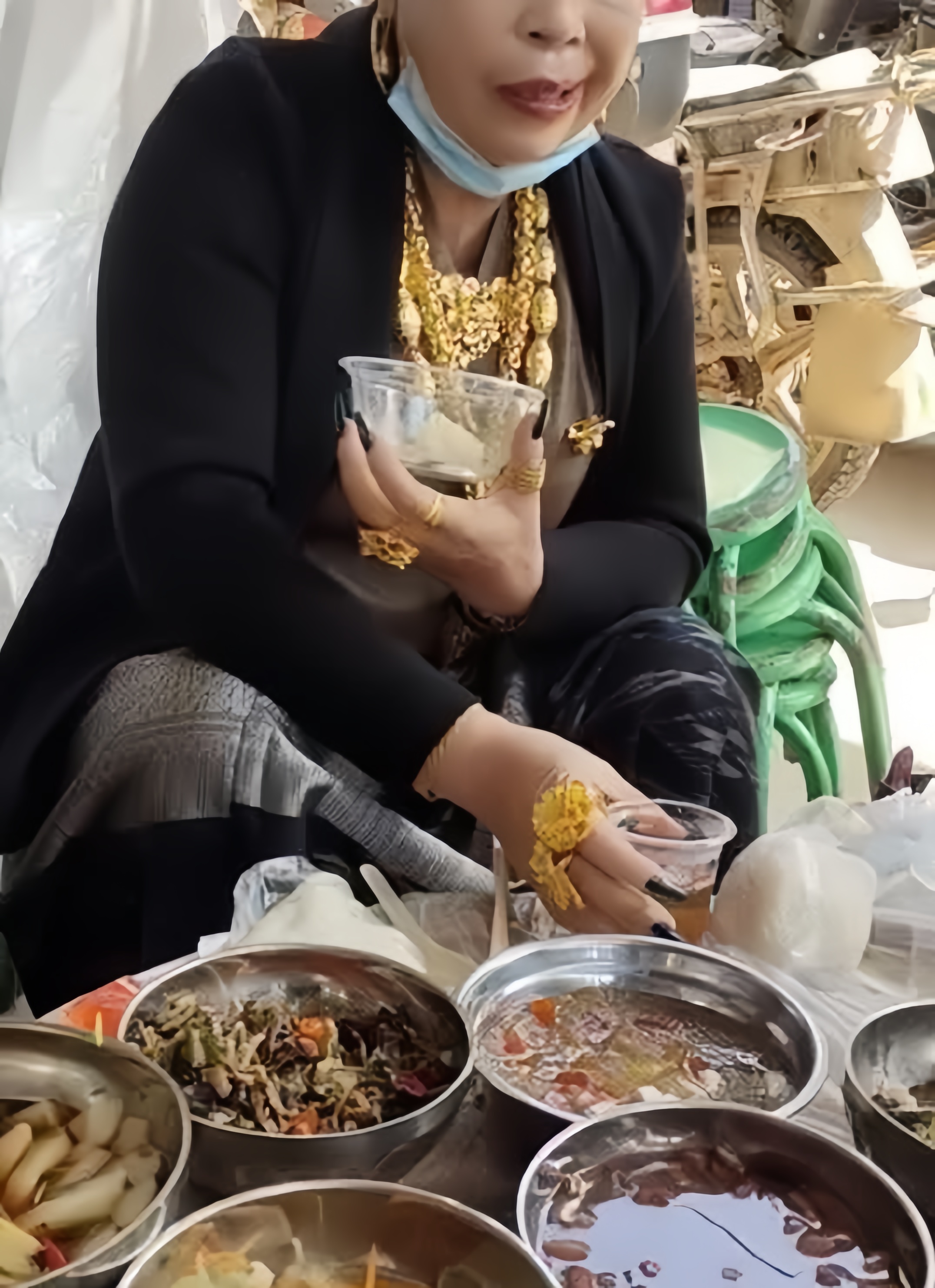 阳光明媚的中午在一朋友家聚餐,其中有一个是富婆,穿金戴银的,尽显