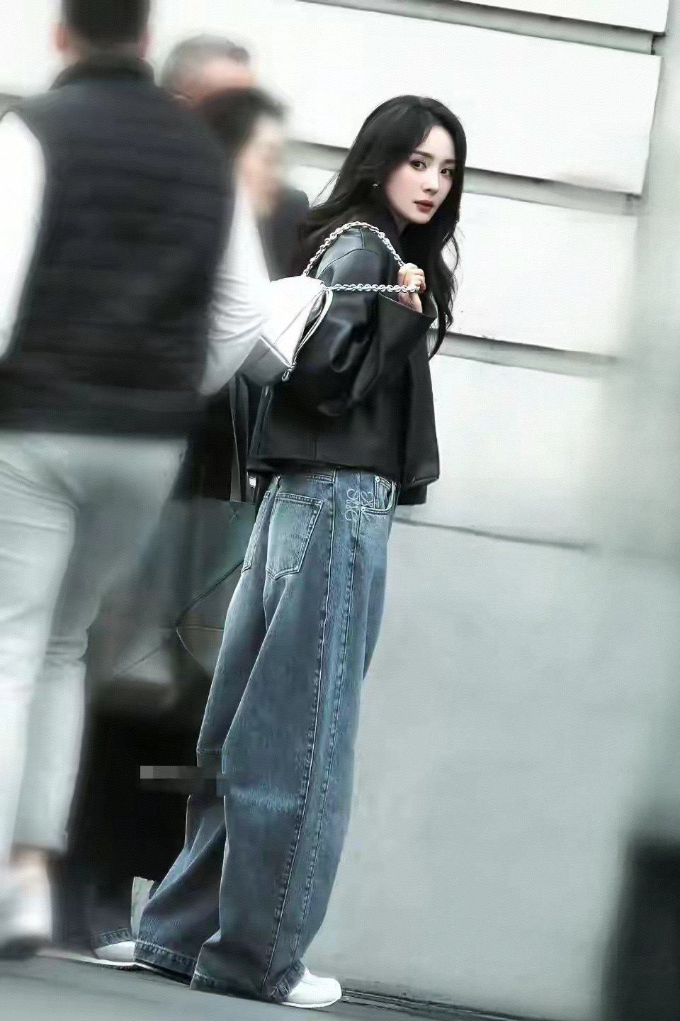 杨幂皮衣搭配图片一身黑搭配鞋子图片皮衣配牛仔裤配什么鞋子好看穿