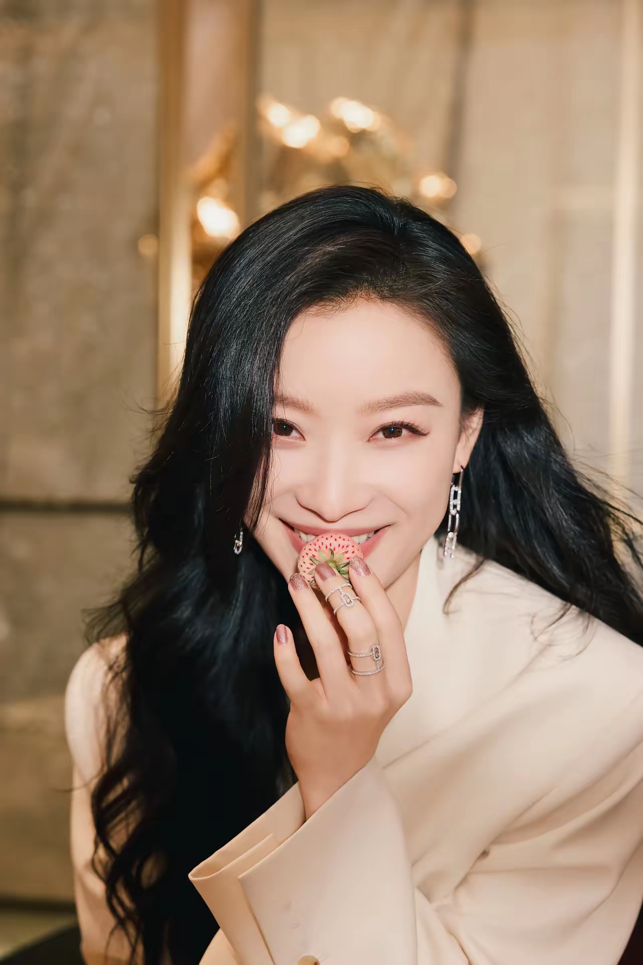 倪妮拍摄大片,身着白色衬衫与中长款西装外套,搭配白色短裤和高跟凉鞋