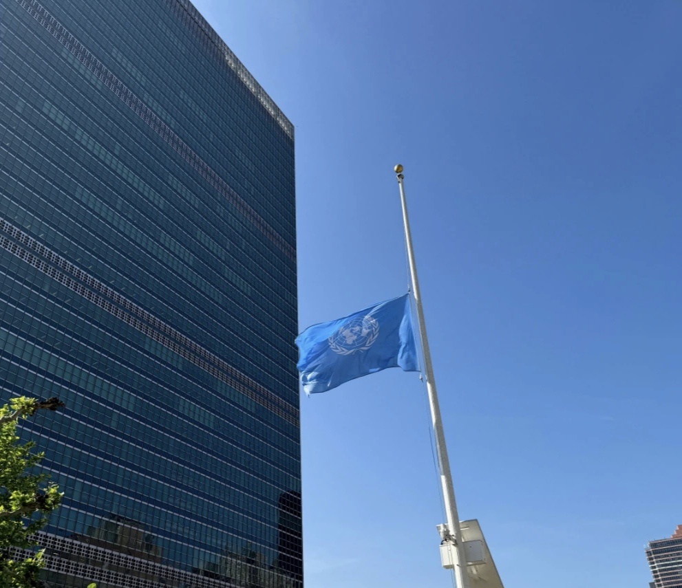 当地时间21日,位于纽约联合国总部大楼前的联合国旗帜徐徐降下半旗