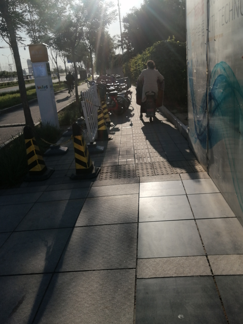 海淀区西小口路东升科技园北门人行道上