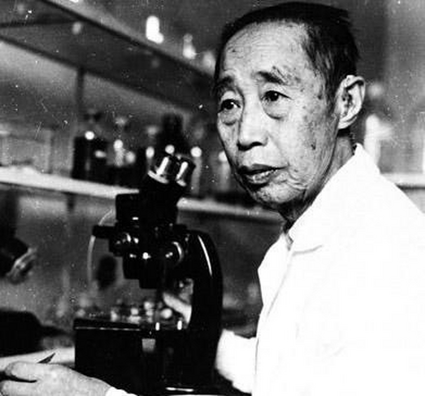 1940年,童第周借了6万块钱,扔给老板,抱起显微镜就走,老板喝止"涨价
