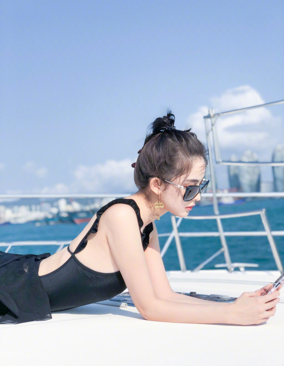古力娜扎又放大招,黑色泳衣秀完美身材! 近日娜扎一组游艇仙图流出,身