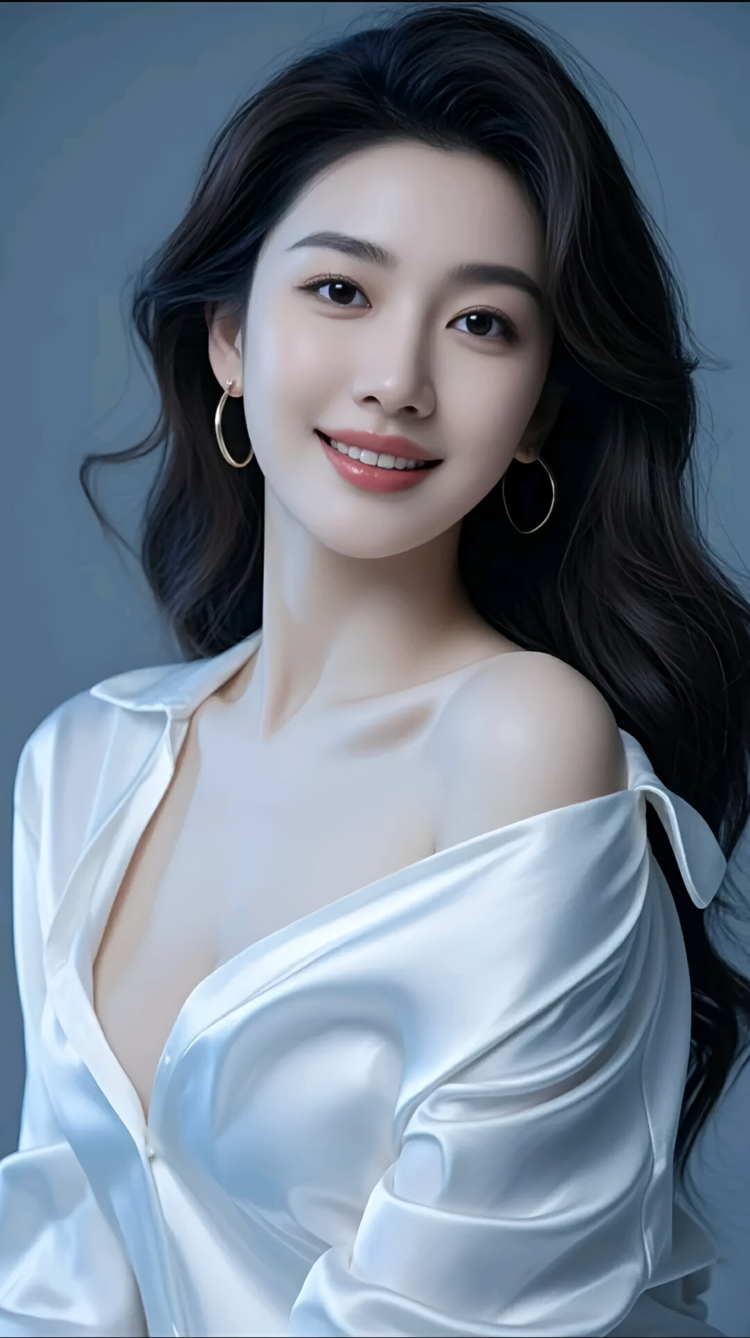 卷发微扬,金环添光,把优雅与温柔,都藏进这一笑