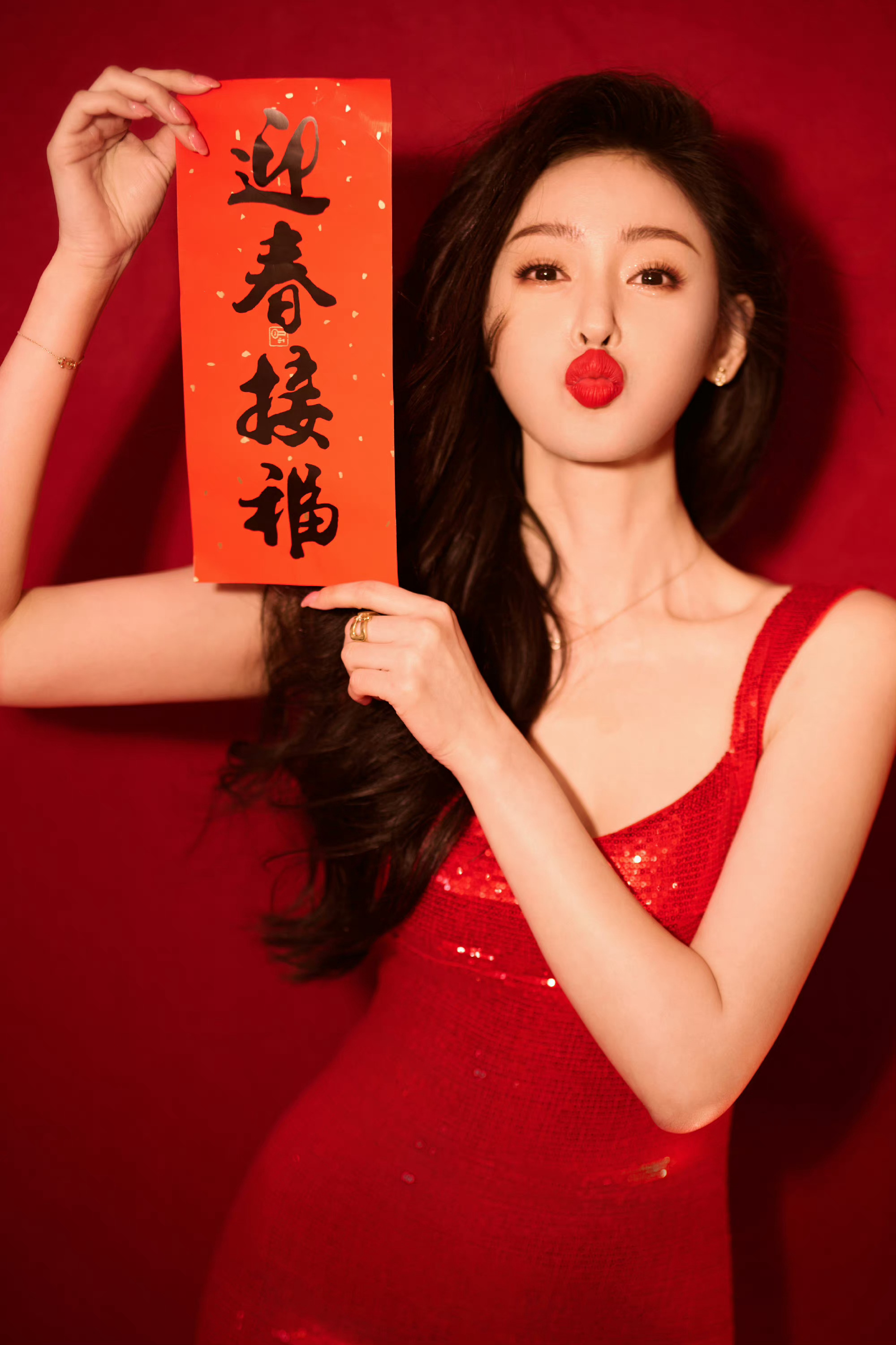 张天爱的红色春联之旅,一袭红裙,手持吉大春新春联,红唇红衣,展现出