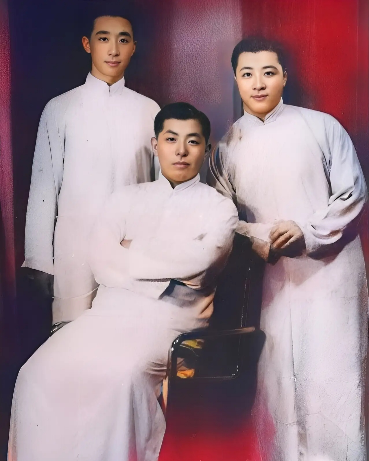 这是标准的民国富家公子的装扮.从面相与眉宇间流露出富家公子的气质