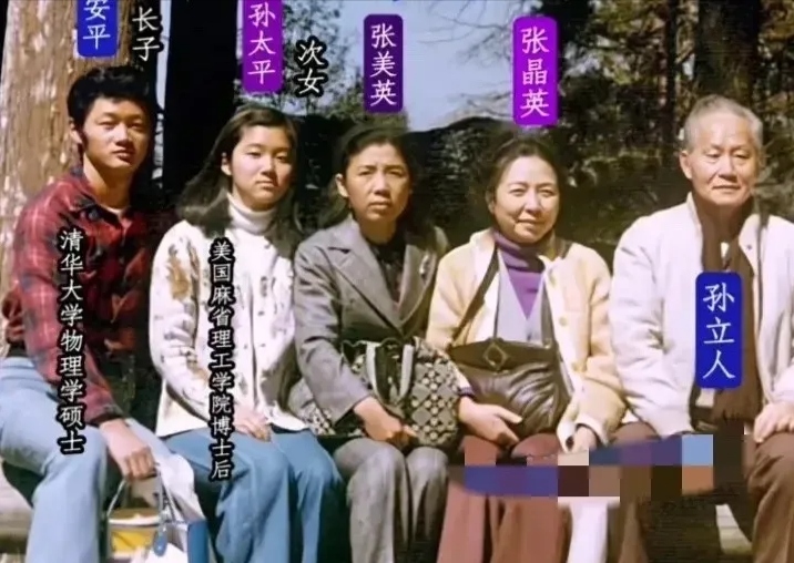 原配夫人张晶英因无法生育,主动为他纳妾张美英,育有二子二女