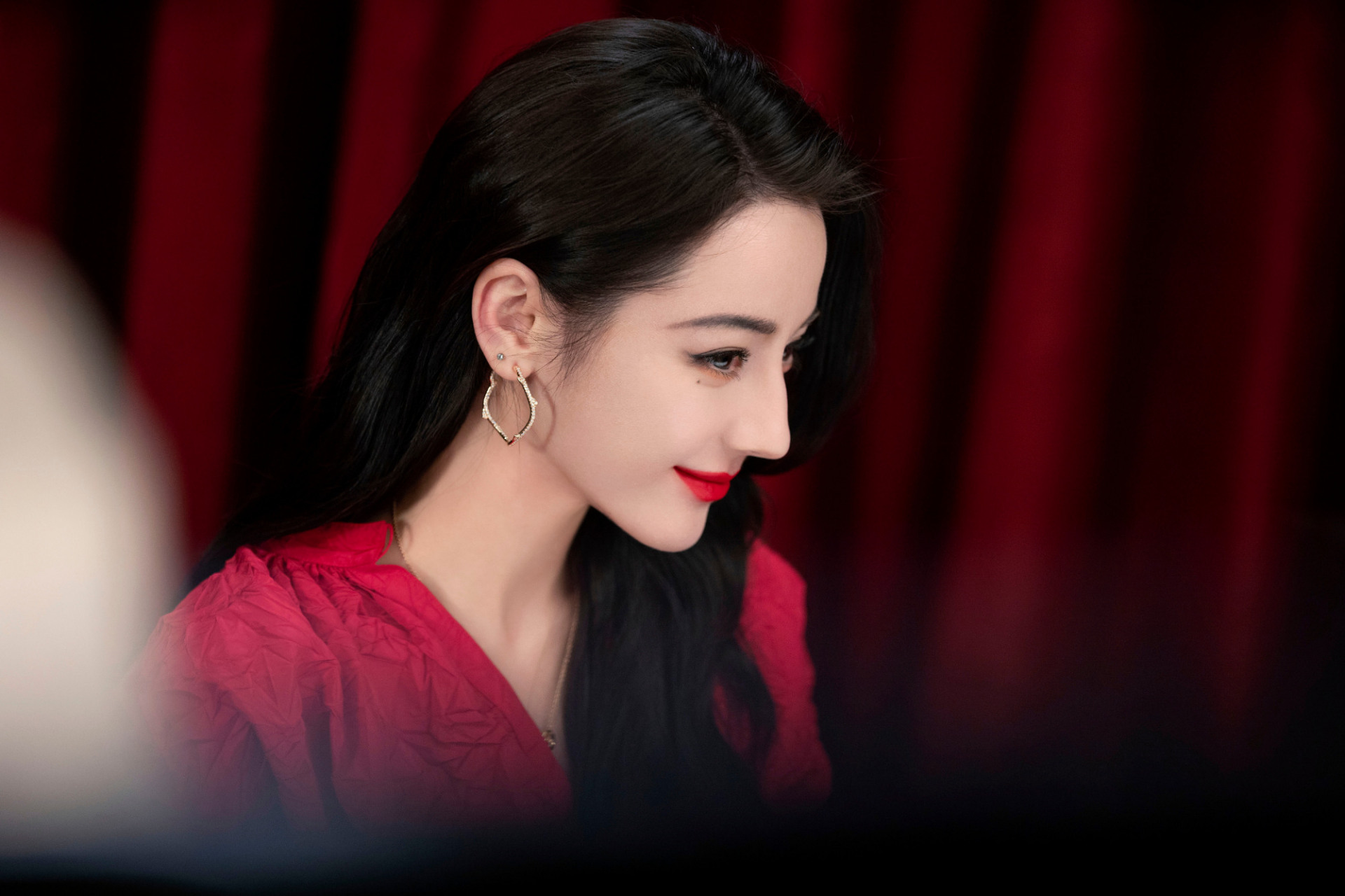 迪丽热巴工作室发布片场花絮,照片中,迪丽热巴黑色披肩长发,精致的