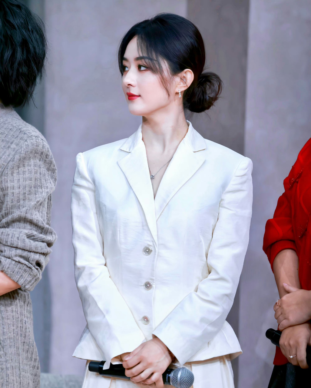 赵丽颖身穿白色西装出席见面会 今日赵丽颖参加《第二十条》发布会,一