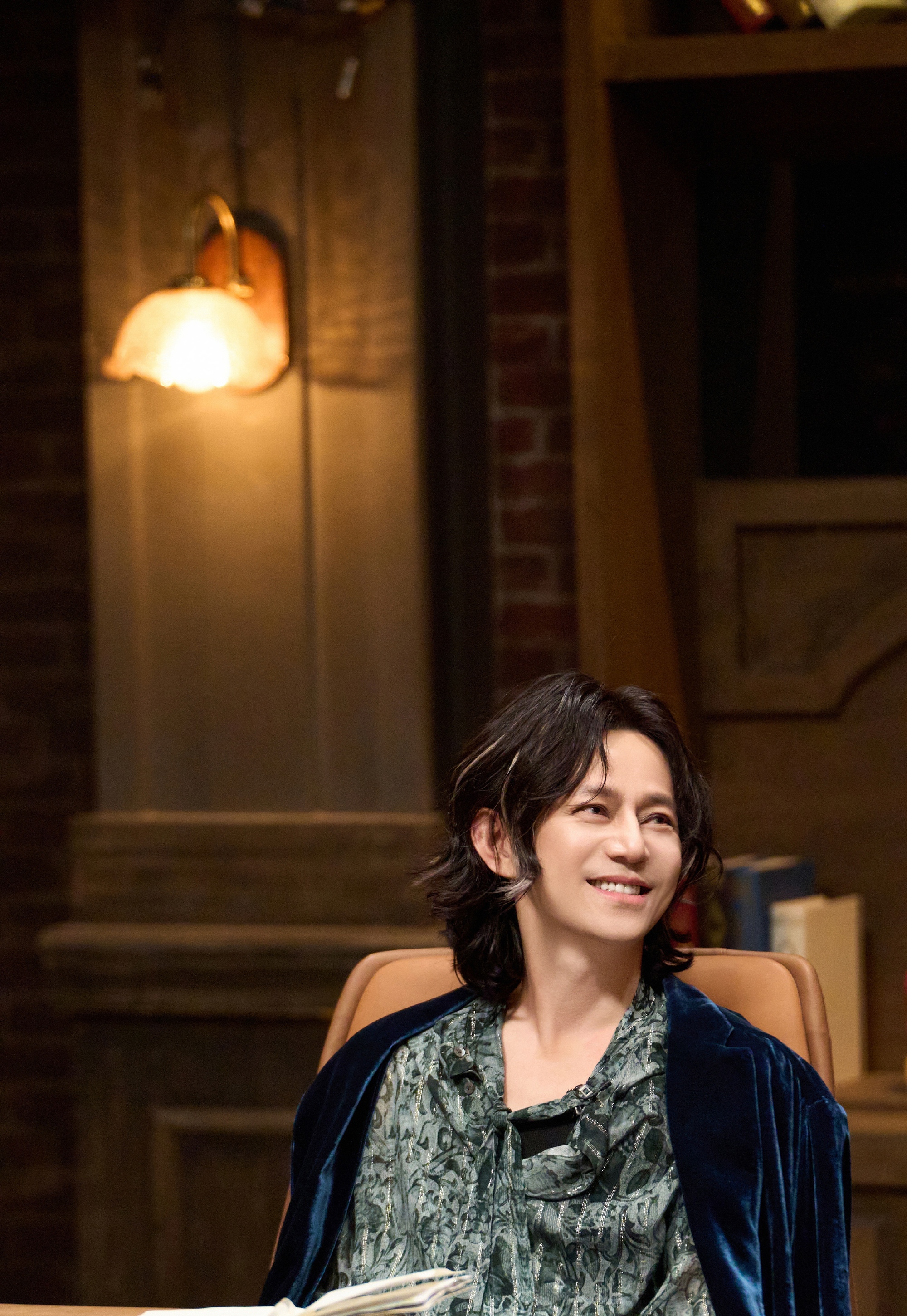 何炅最新长发狼尾造型,不愧是何美男啊 《大侦探》发布何炅新造型